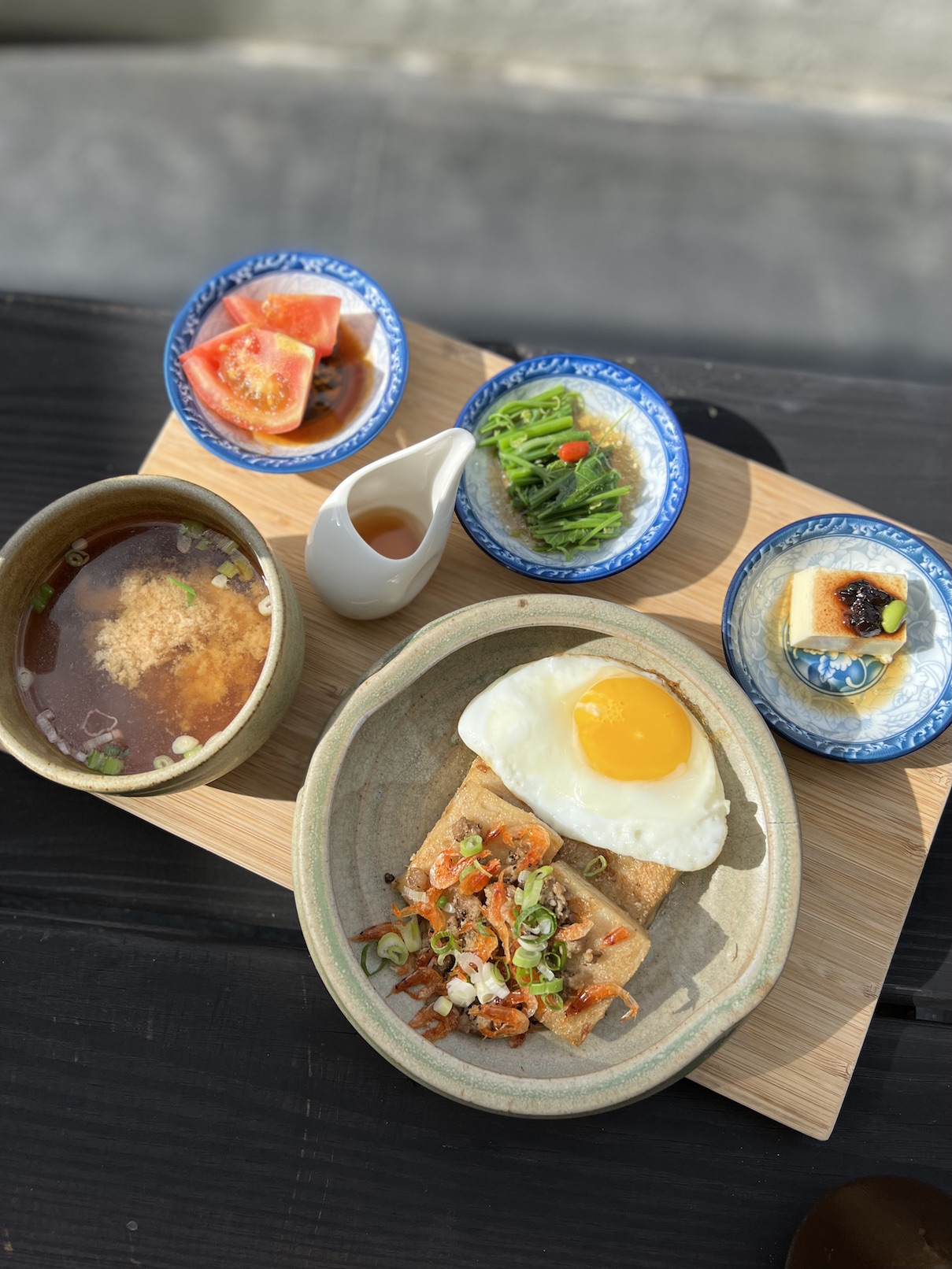 早餐有屏東特色的東港煎肉粿配櫻花蝦菜脯、鹽滷豆腐、薑汁油膏番茄與味噌鮮魚湯。