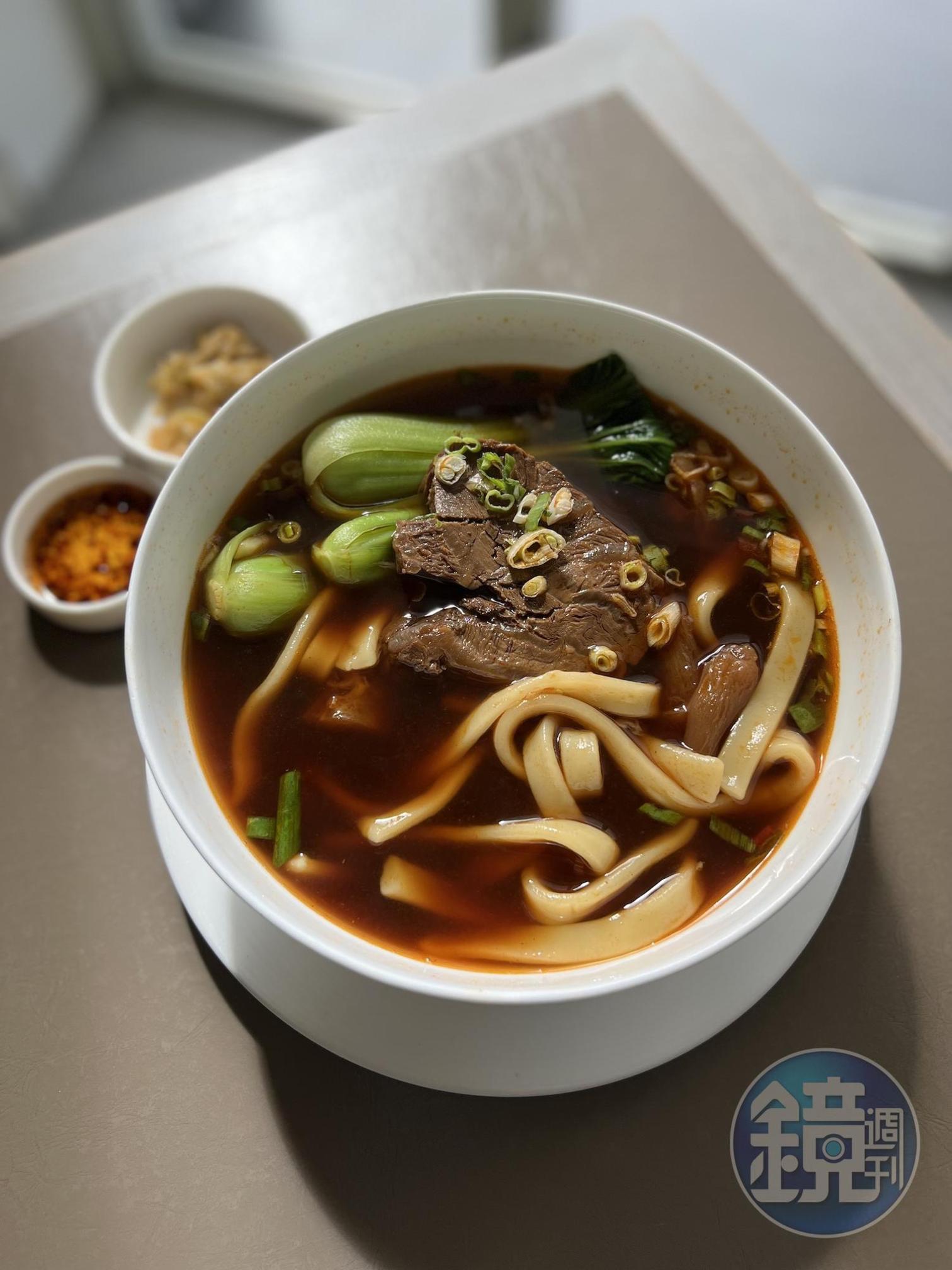 「瑞苑蕃茄牛肉麵」採用台灣牛肉,軟嫩多汁。