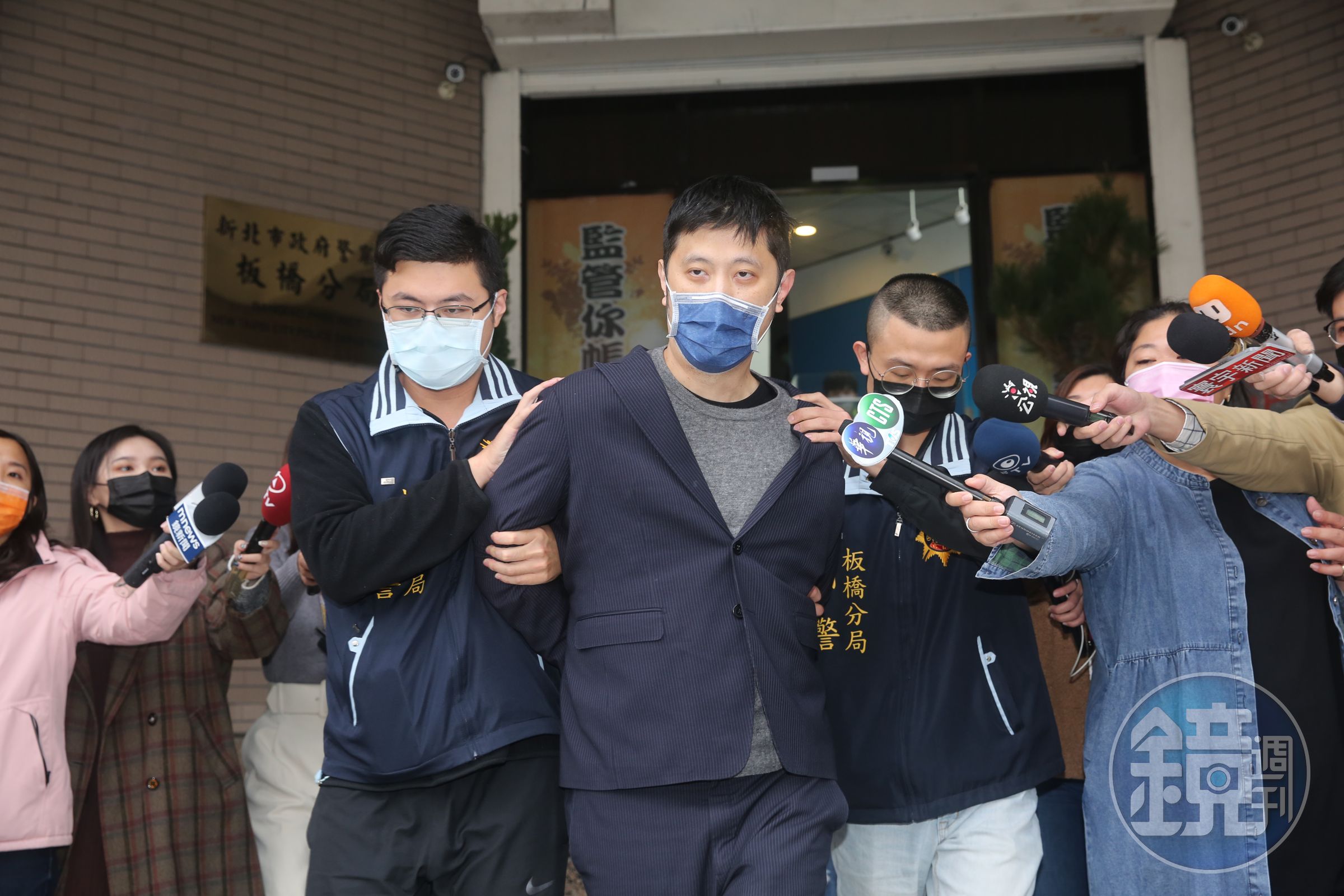 涉及對立委高嘉瑜家暴的林秉樞（中）被羈押後，其律師要求複製錄音筆及影片等全部卷證，不過被法院駁回。（本刊資料照）