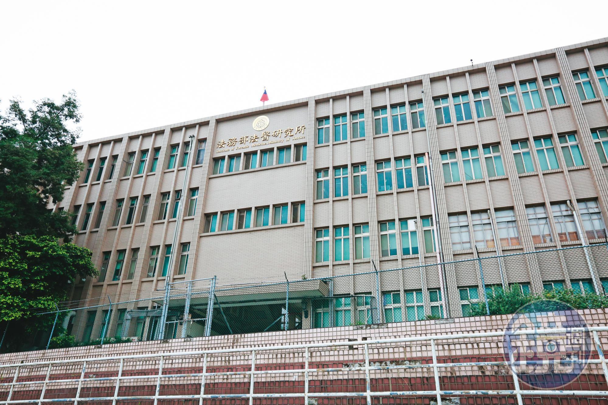 有法官將毒品證物重新送法務部法醫所複驗，因而讓高醫誤判一事曝光。