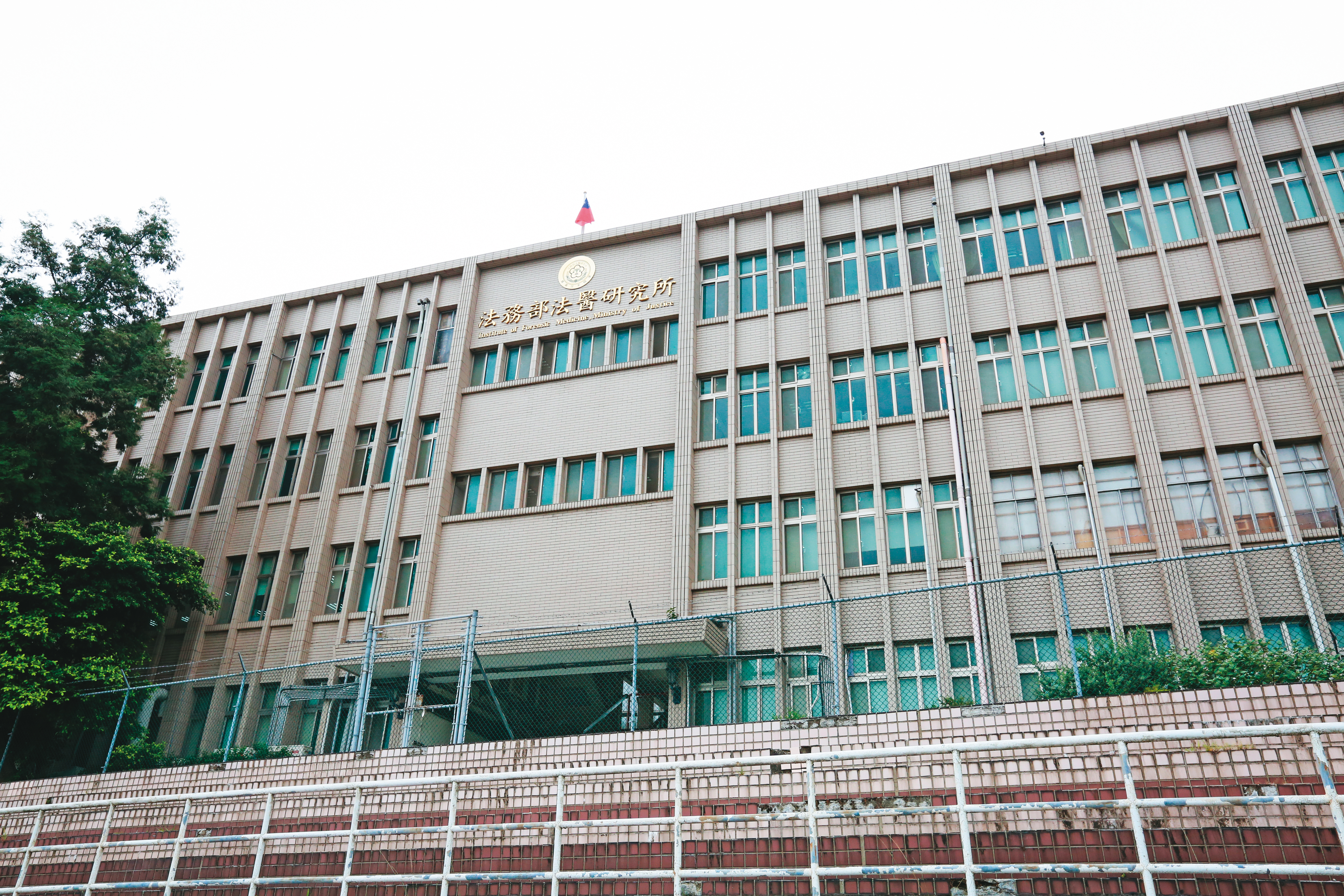 有法官將毒品證物重新送法務部法醫所複驗，因而讓高醫誤判一事曝光。