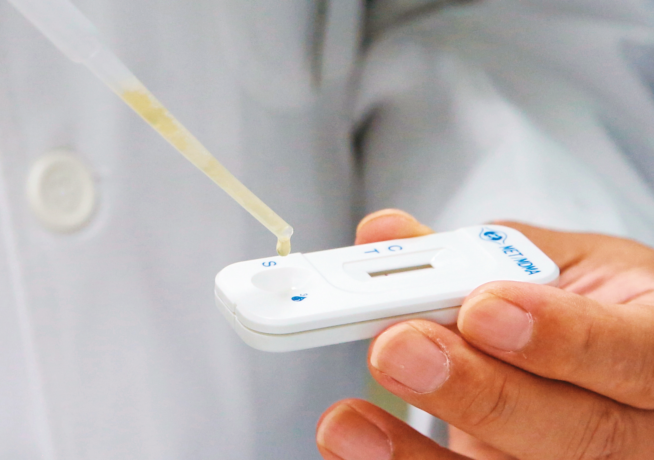 高醫內部人士直斥，高醫無法精準區分毒品成分卻仍承接院檢驗毒業務恐涉詐欺。圖為鑑識人員尿液驗毒示意圖。