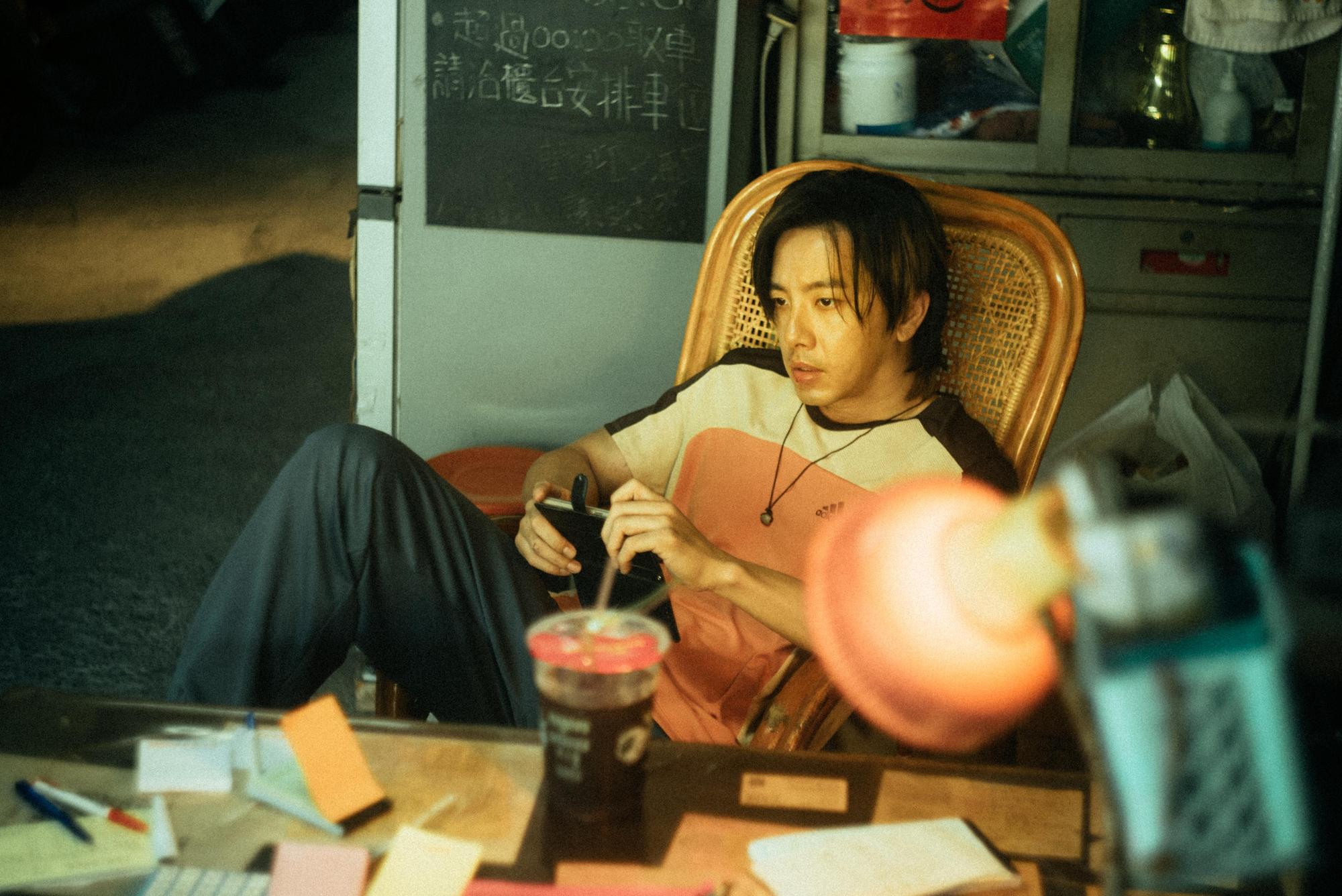 坤達首次合作茄子蛋，演出浪子的心情。（Spacebar Studio 李邦豪提供）