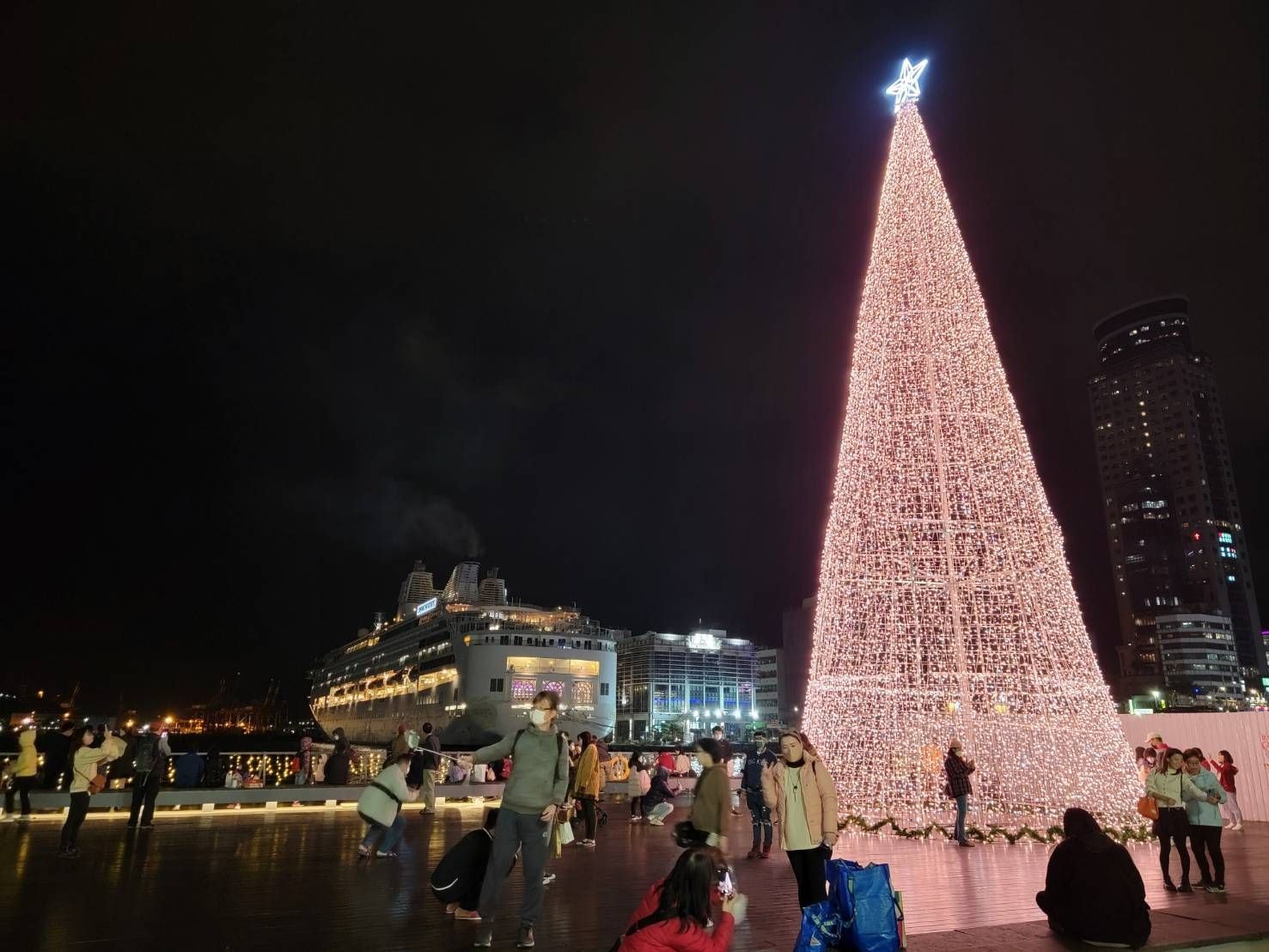 基隆耶誕燈塔12/4在海洋廣場點燈。（基隆市政府提供）