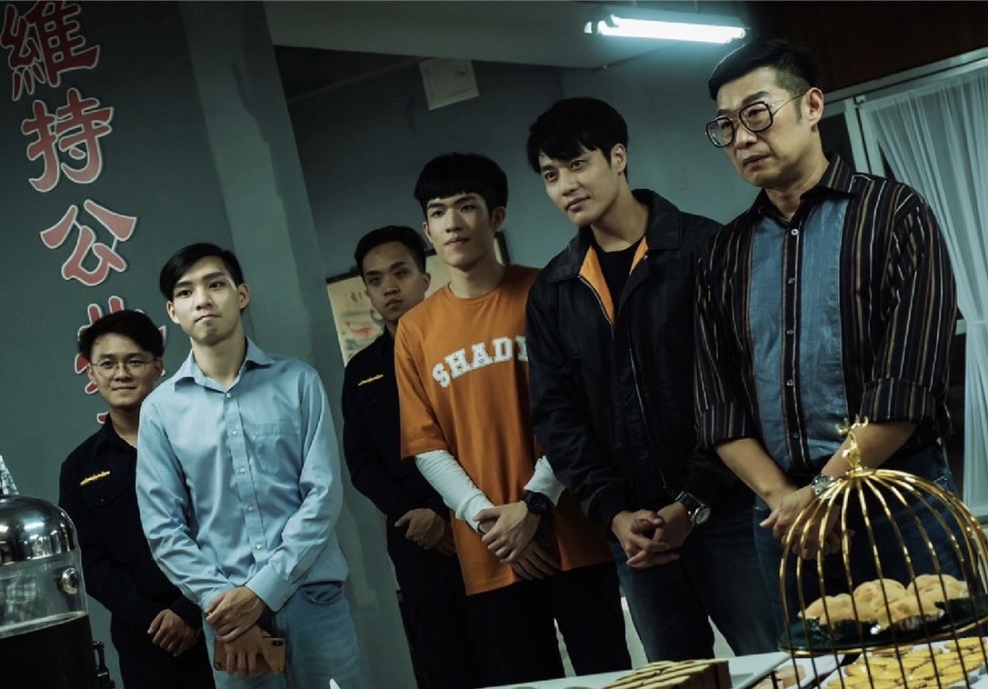張睿家（右二）飾演熱血刑警，因得罪民代被調至冷案組。（衛視中文台提供）