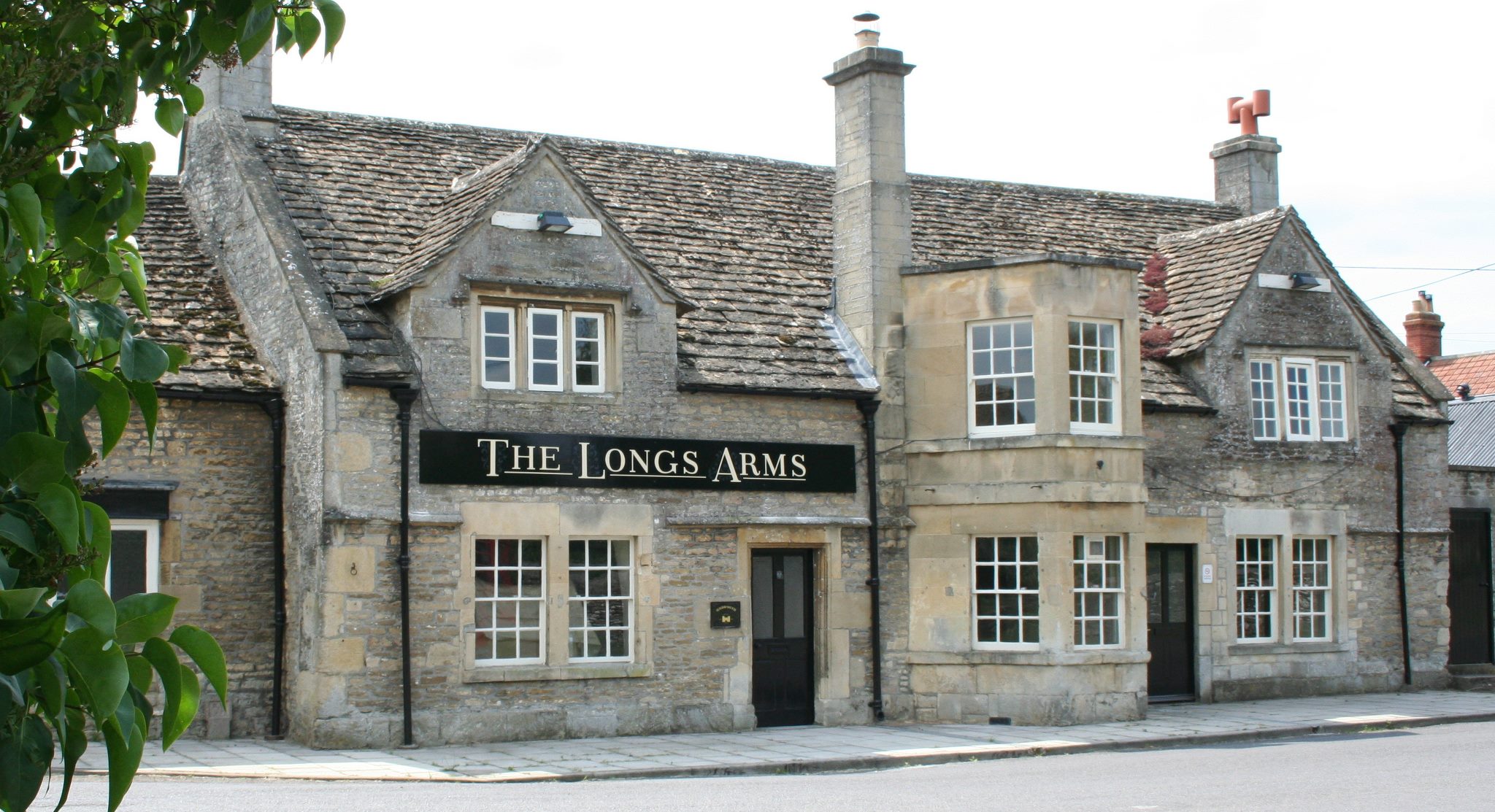 位於英國的「The Longs Arms」酒吧長年以靈異現象聞名。（翻攝The Longs Arms Facebook）