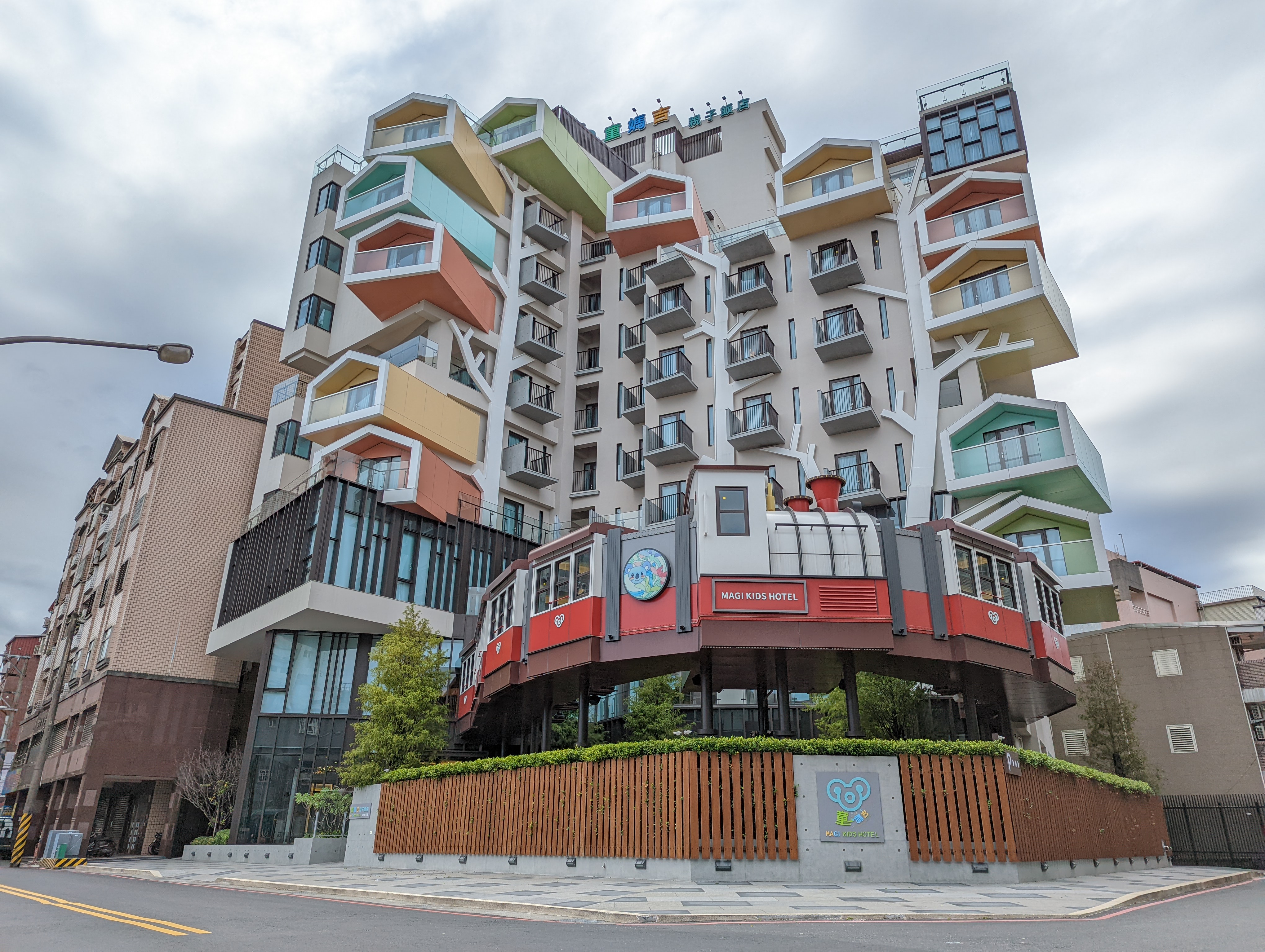 10月剛開始試營運的童媽吉親子飯店外觀超吸睛。