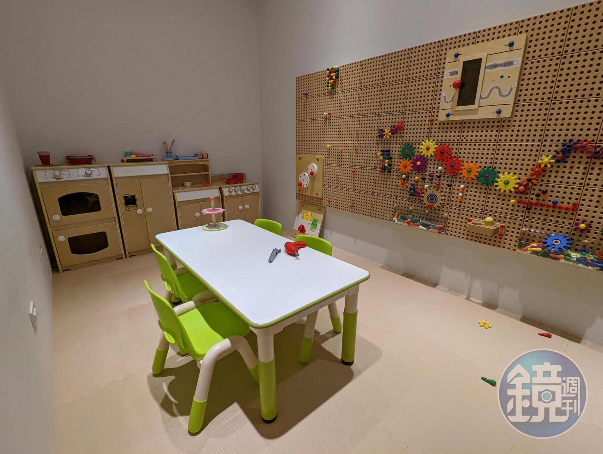 幼兒遊樂室備有各式的家家酒道具。