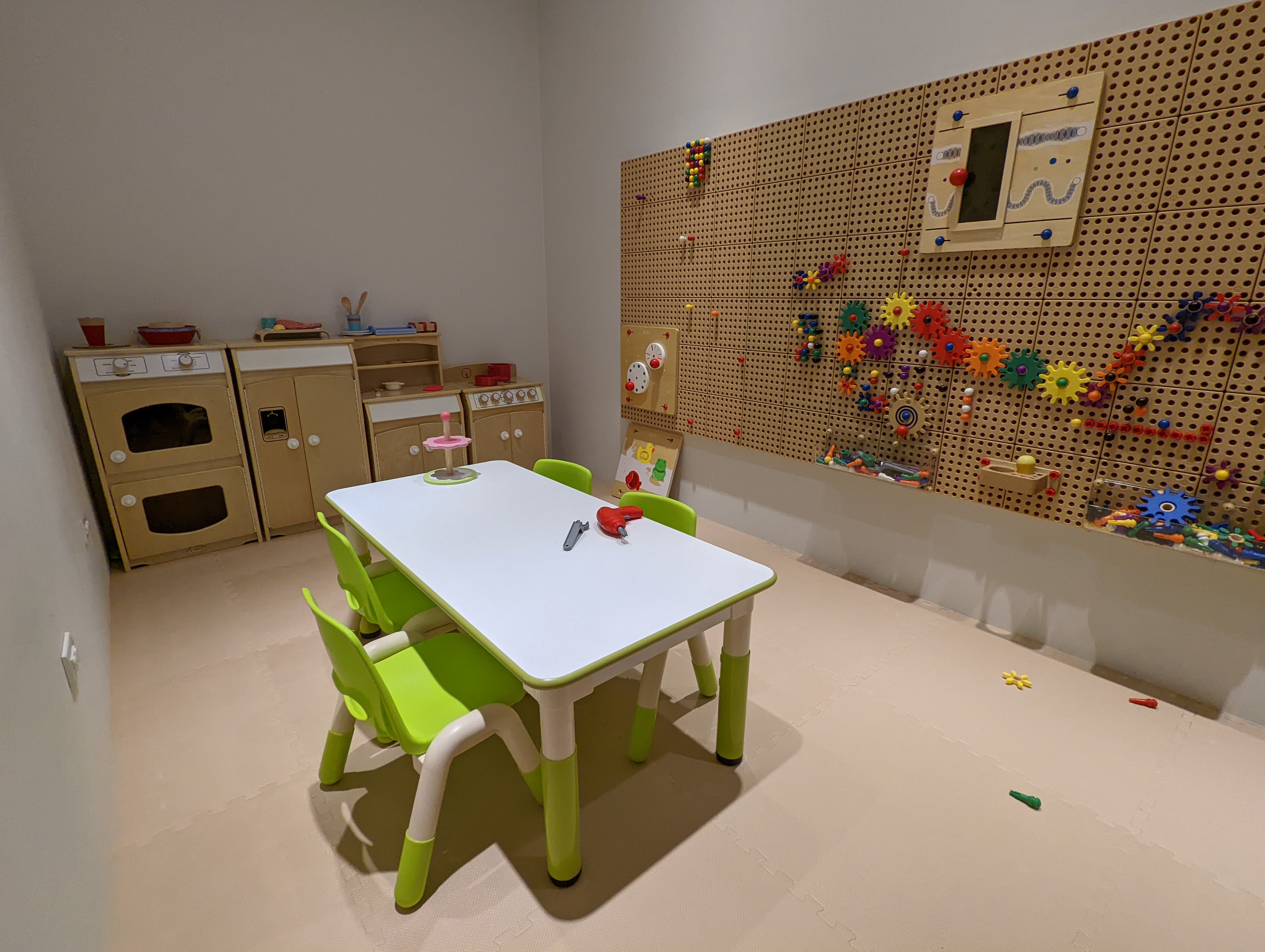 幼兒遊樂室備有各式的家家酒道具。