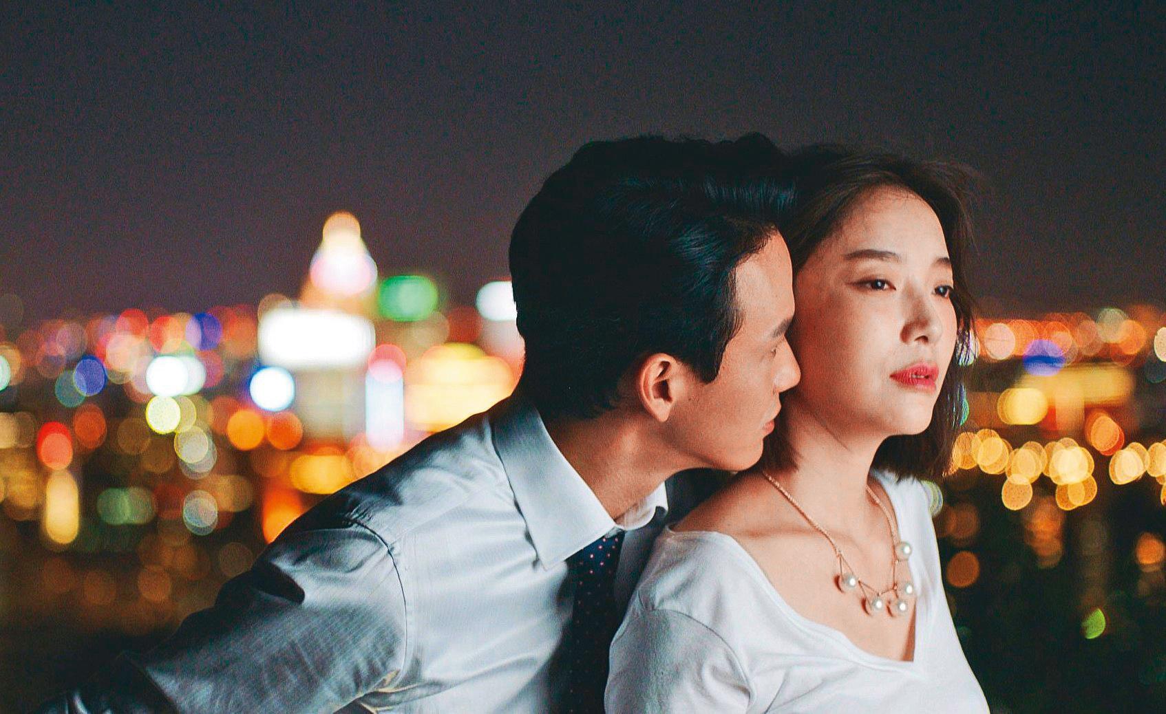 蔡淑臻(右)以《噬罪者》拿下金鐘獎戲劇節目女配角獎,戲裡她和曹晏豪(左)發生婚外情,面對人性的考驗。