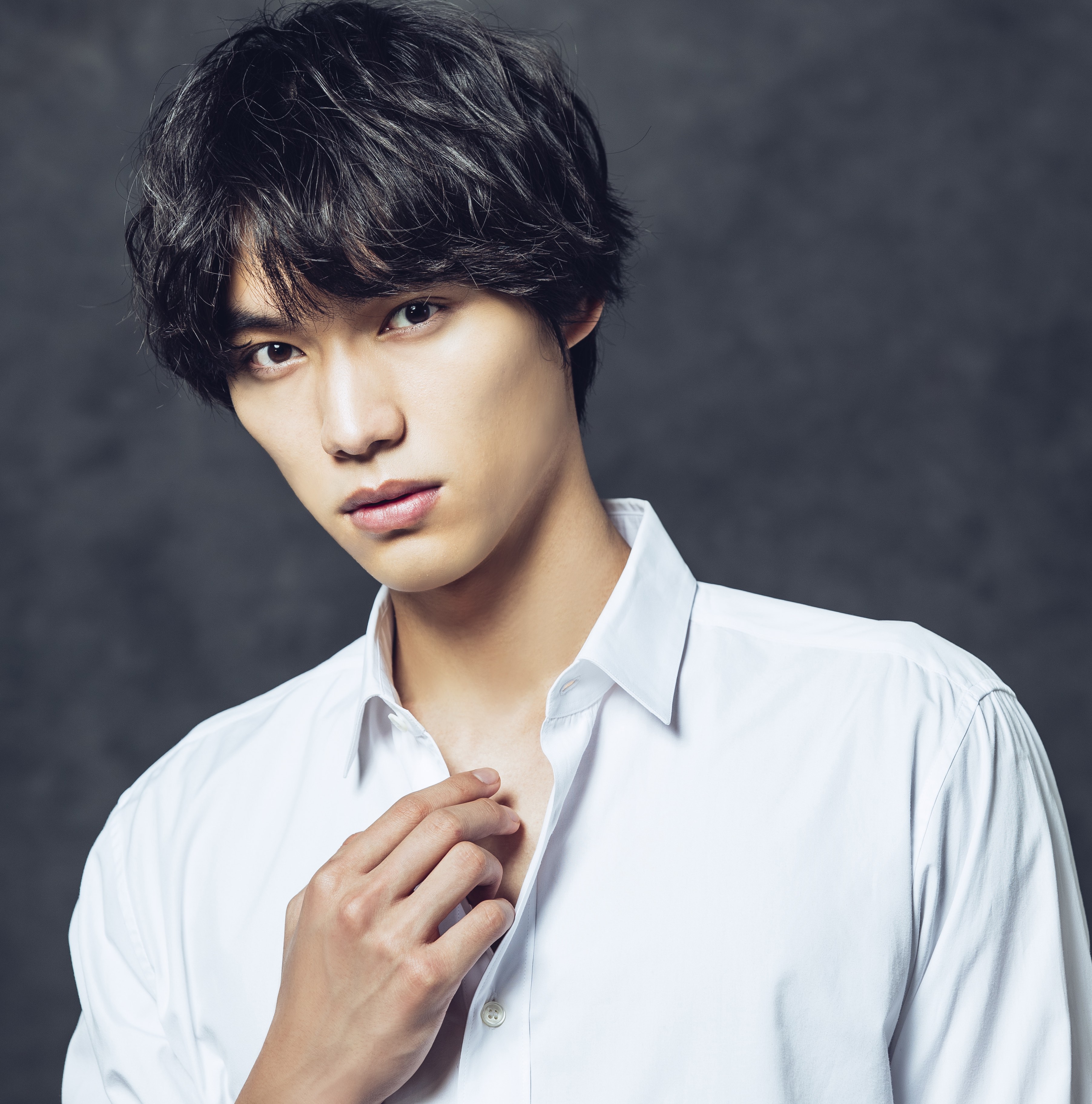 福士蒼汰最滿意也最喜歡的部位是「手」，承認拍照時常會秀自己的修長大手。（研音提供）
