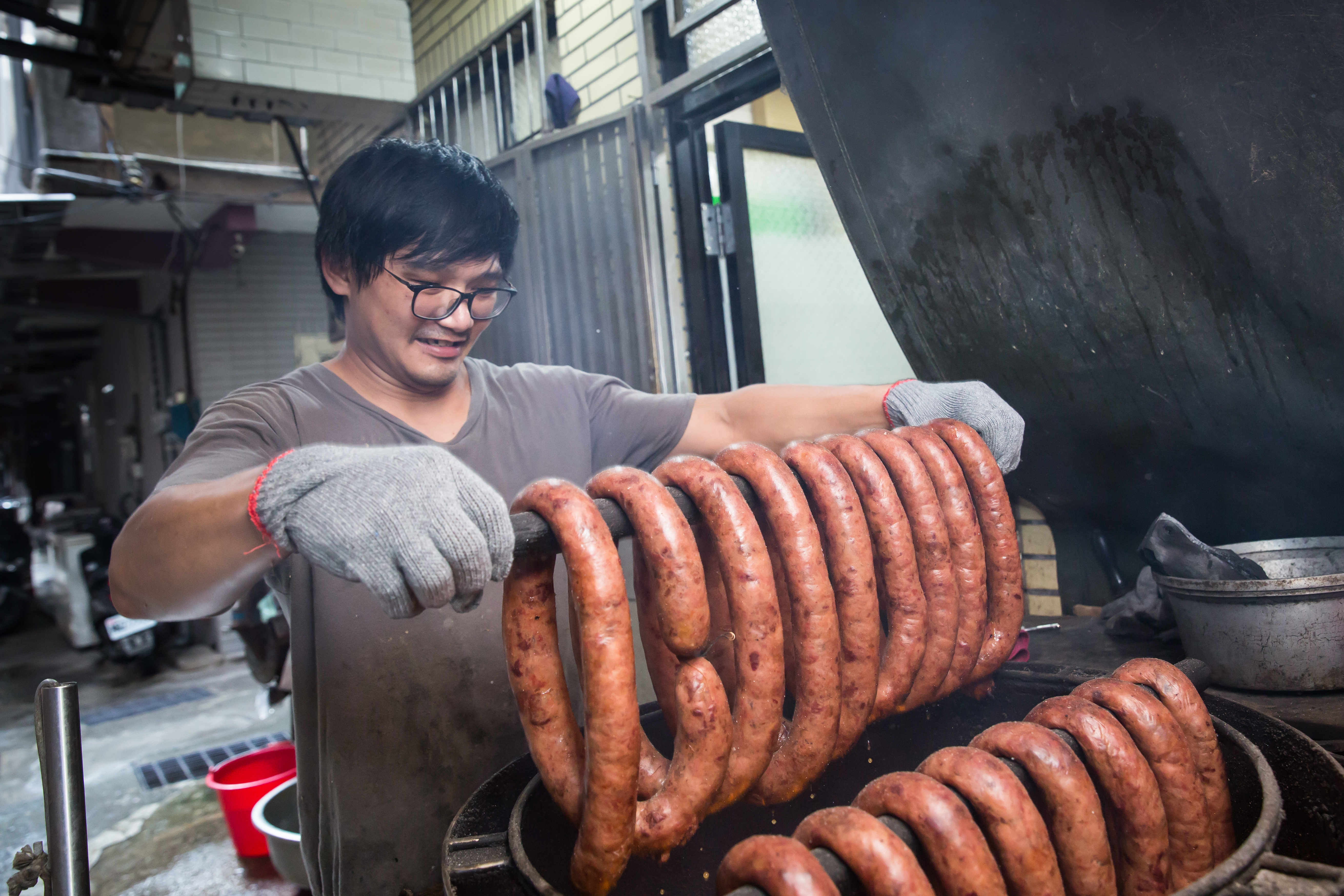 大觀圓的豬肝腸遵循古法手工製作，現由第三代女婿陳建勳負責。