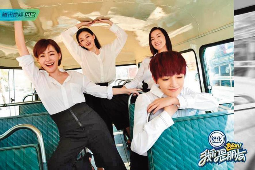 小S(左起)前年曾和大S、阿雅、范曉萱等好姐妹,一起錄製實境真人秀節目。(翻攝自小S臉書)