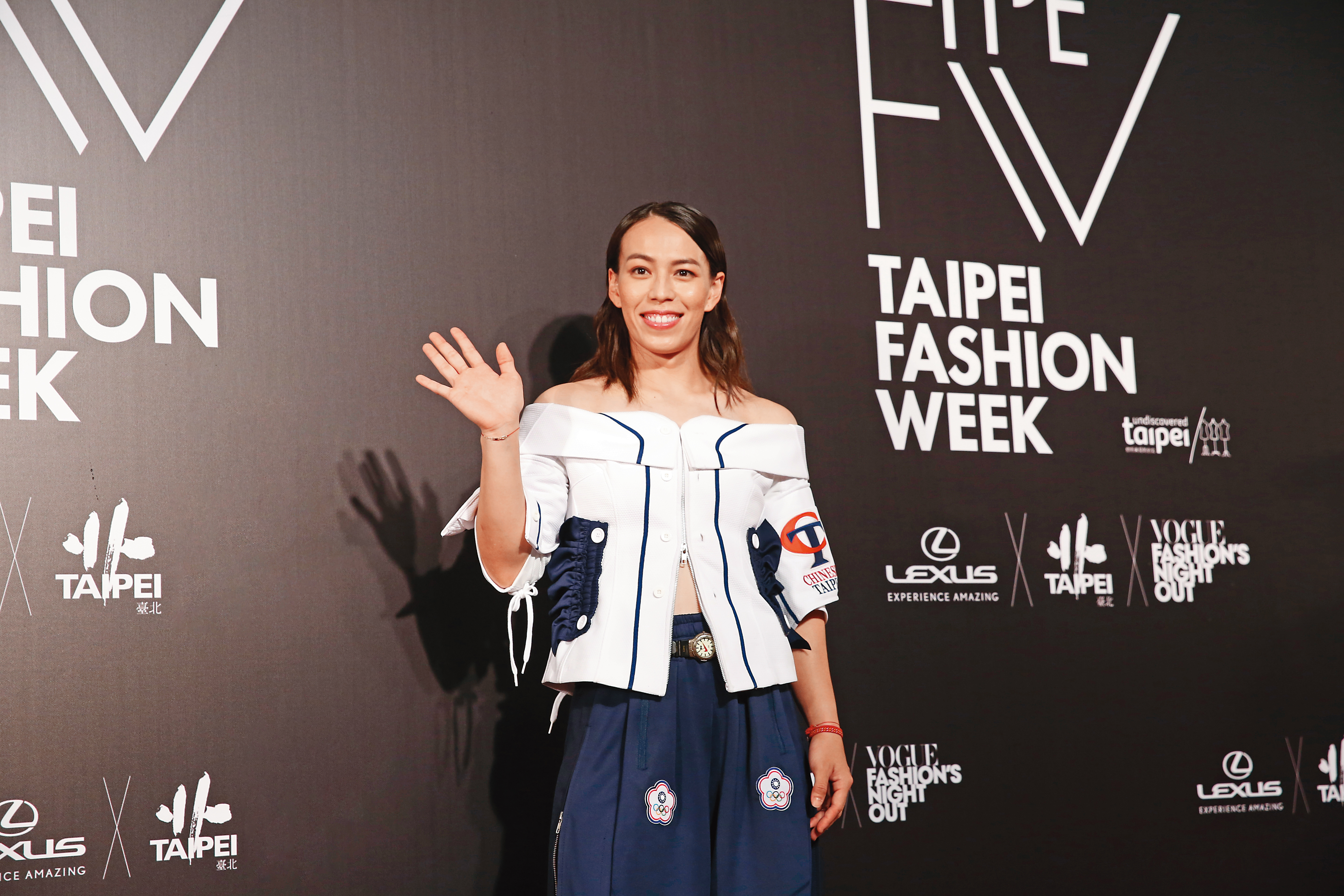 舉重女神郭婞淳跨界時尚，登上台北時裝週走秀。
