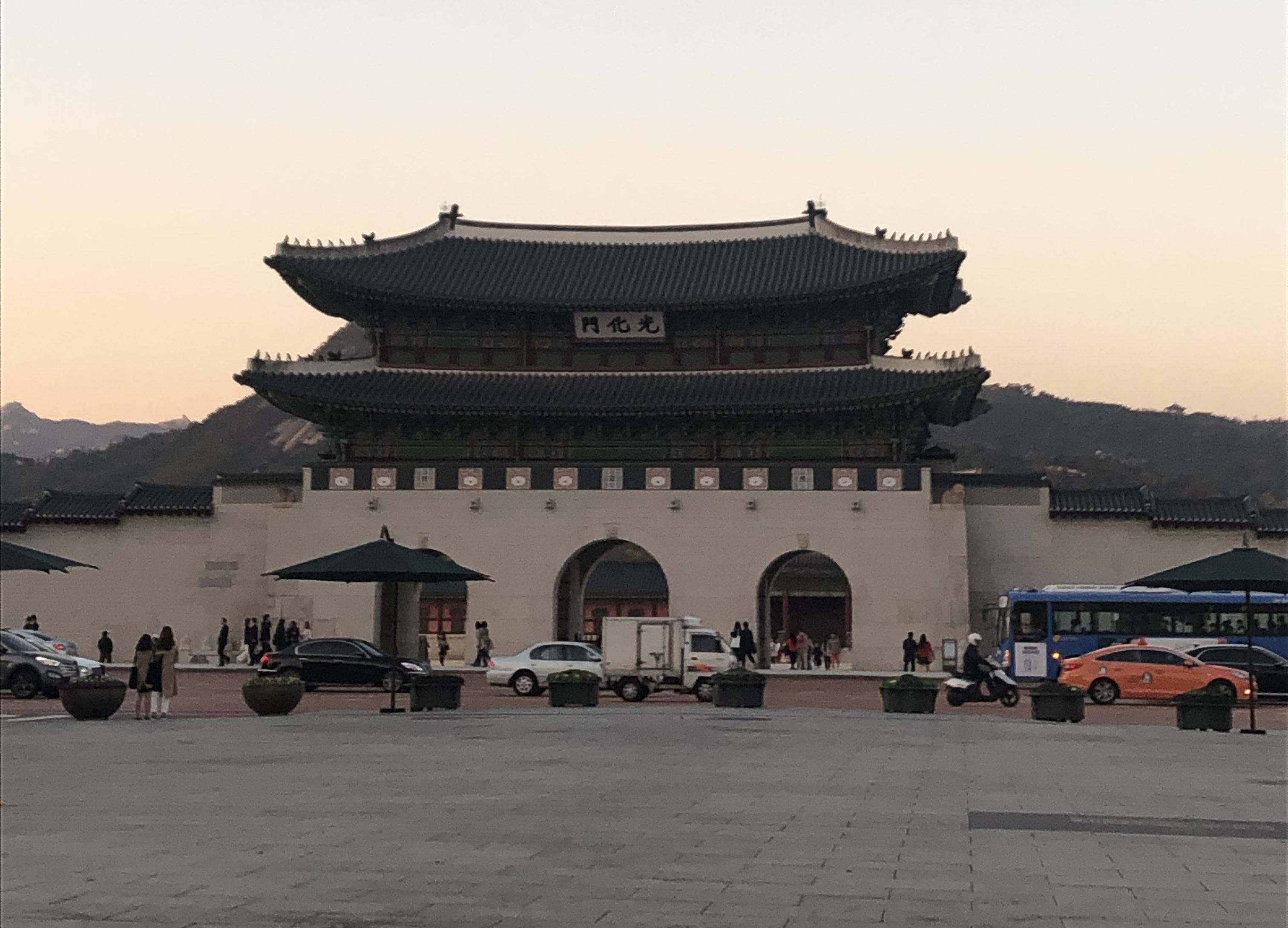 首爾疫情相當嚴峻，除了大量的確診個案以外，醫療系統已不堪負荷；示意圖，圖為首爾光化門廣場。