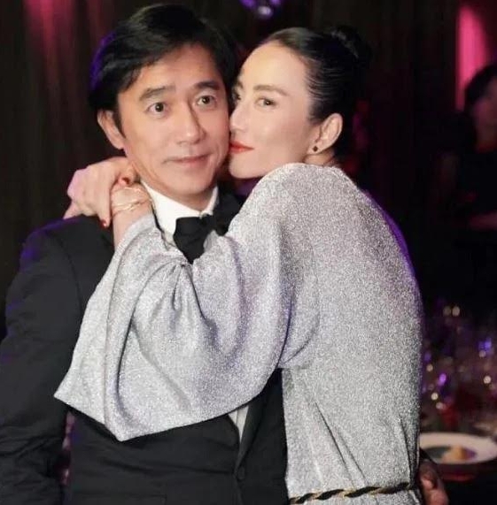 梁朝偉被女賓客貼臉合照，嚇得他表情都僵硬了。（翻攝自tonyleung663 IG）
