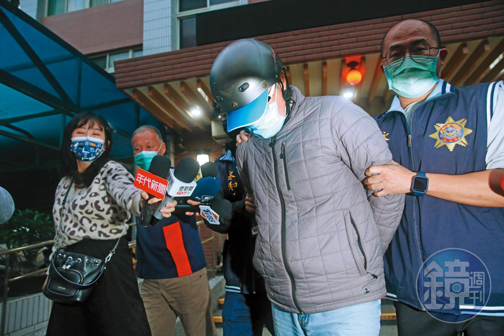 面對媒體詢問殺父動機,符男(右2)始終保持沉默。