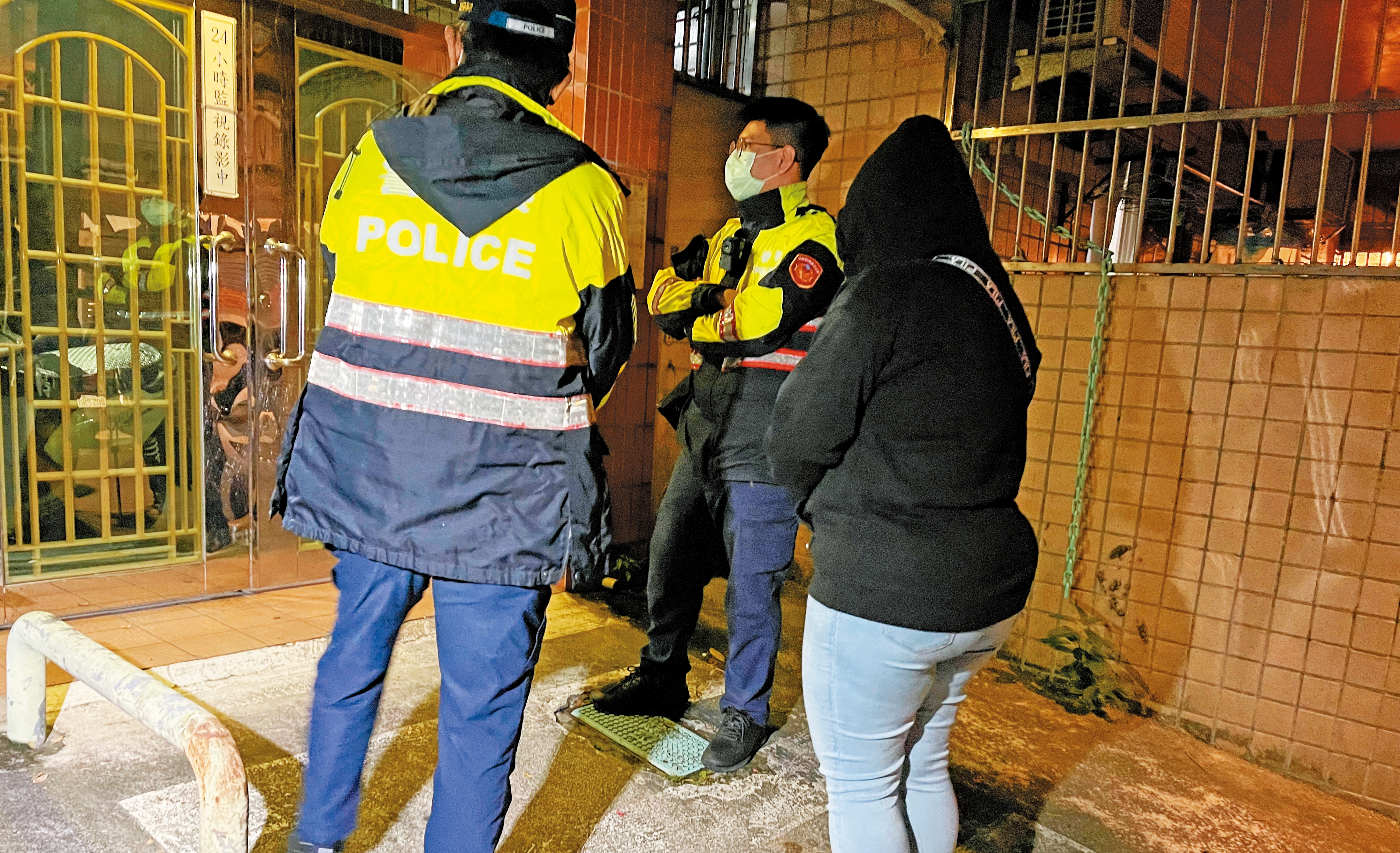 符男的女兒（右）得知父親犯下殺人重罪後，特別到場關心。