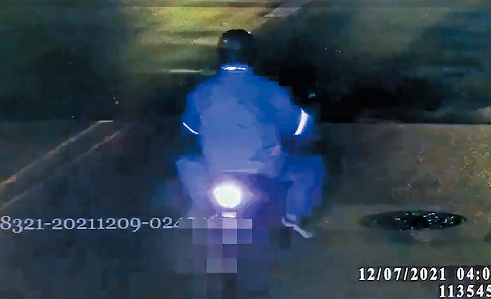 符男棄屍後，若無其事地騎機車返家。（翻攝畫面）