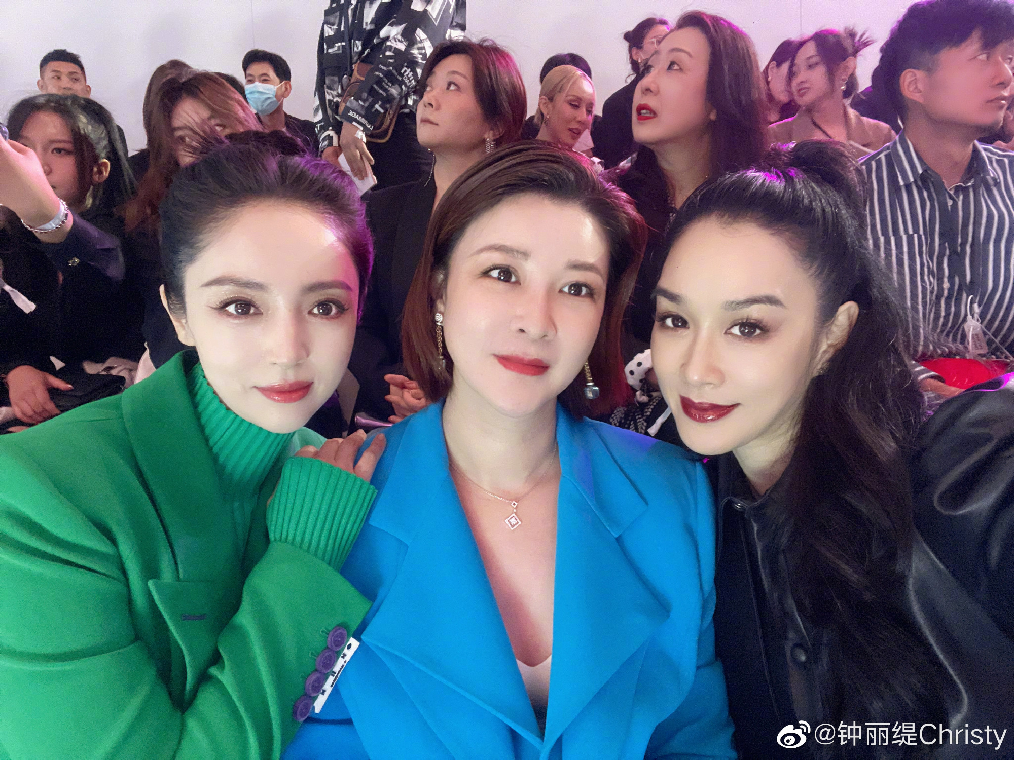 鍾麗緹(右一)出席品牌活動時仍可看出狀況絕佳。(翻攝自微博)