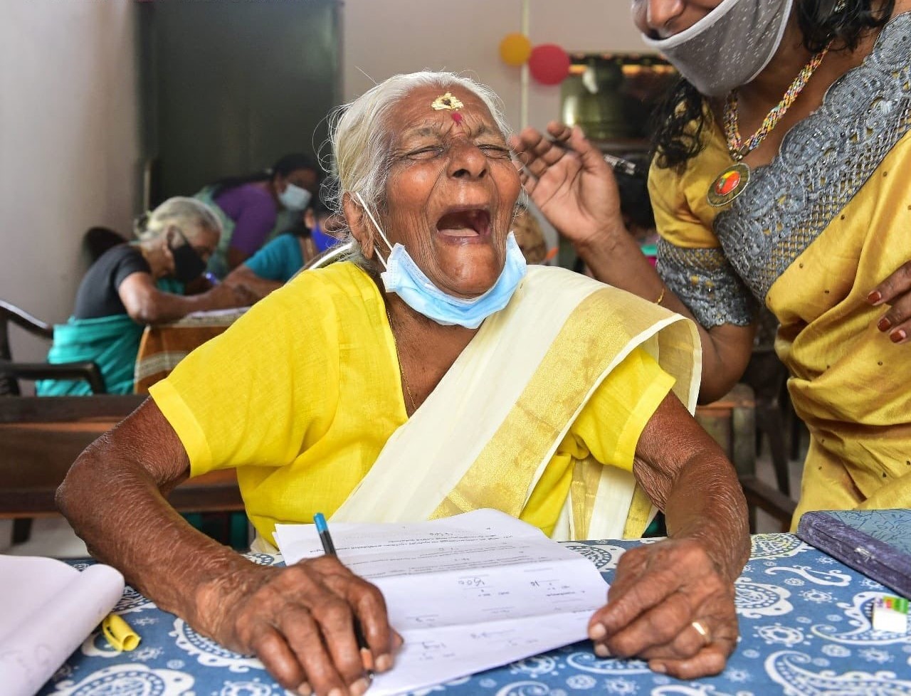高齡104歲的印度老婦庫蒂亞瑪，畢生的夢想是學會閱讀識字。（翻攝V. Sivankutty Facebook）