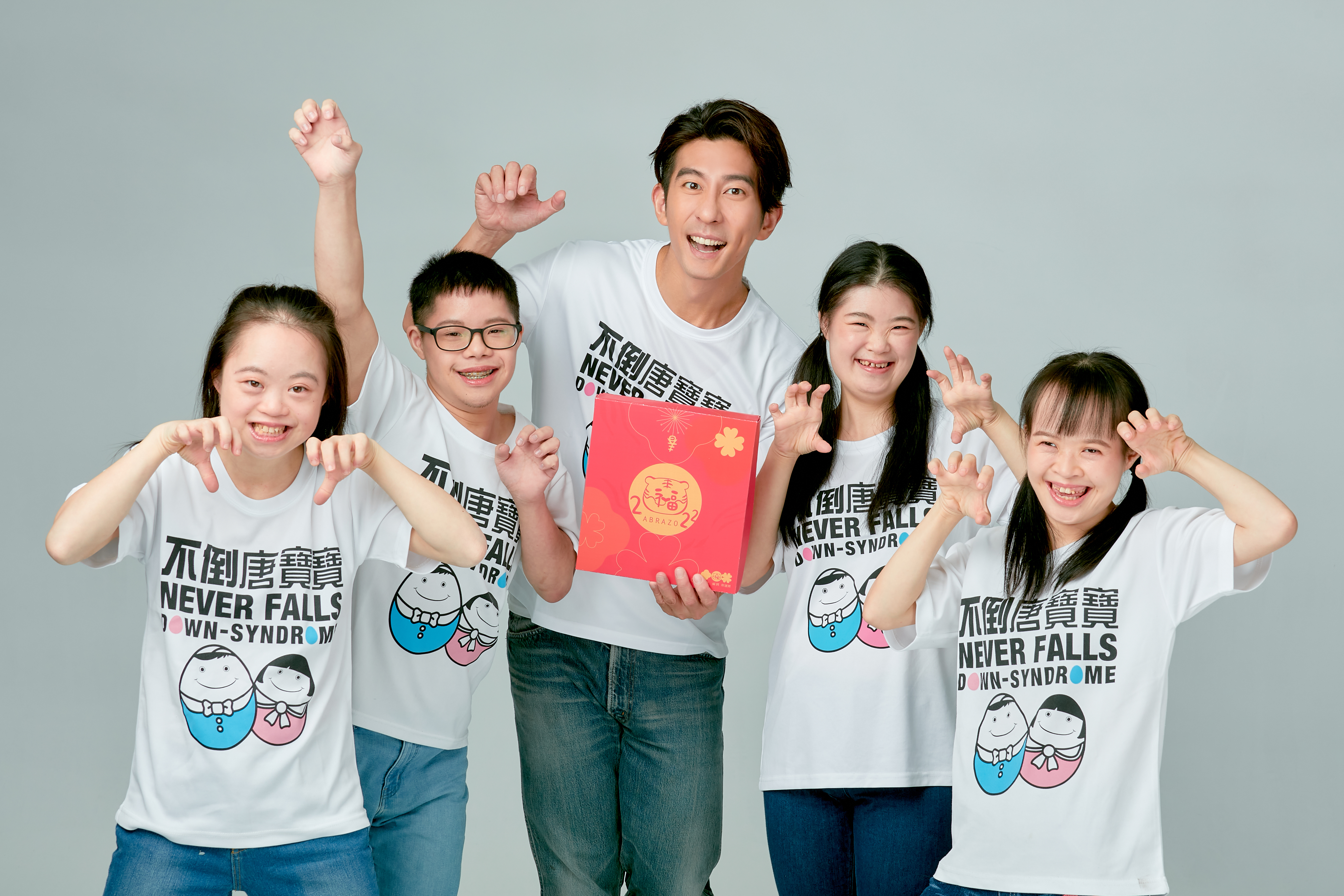 修杰楷（中）今年再度為唐氏症基金會代言。（唐氏症基金會提供）