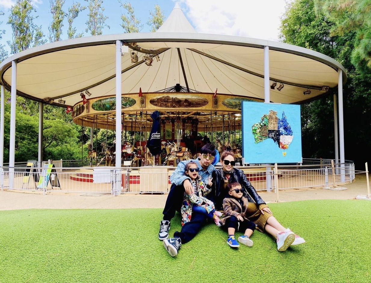 周杰倫（後排左）與昆凌（後排右）育有一雙兒女，也常在社群網站分享生活點滴。（翻攝自昆凌IG）