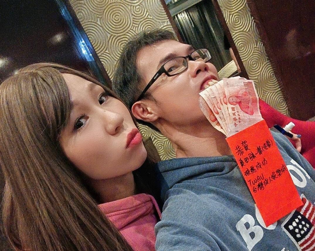 鄧佳華2021年以「真田弦一華」在AV界出道,並以「破處」作品打開知名度。(翻攝鄧佳華臉書)
