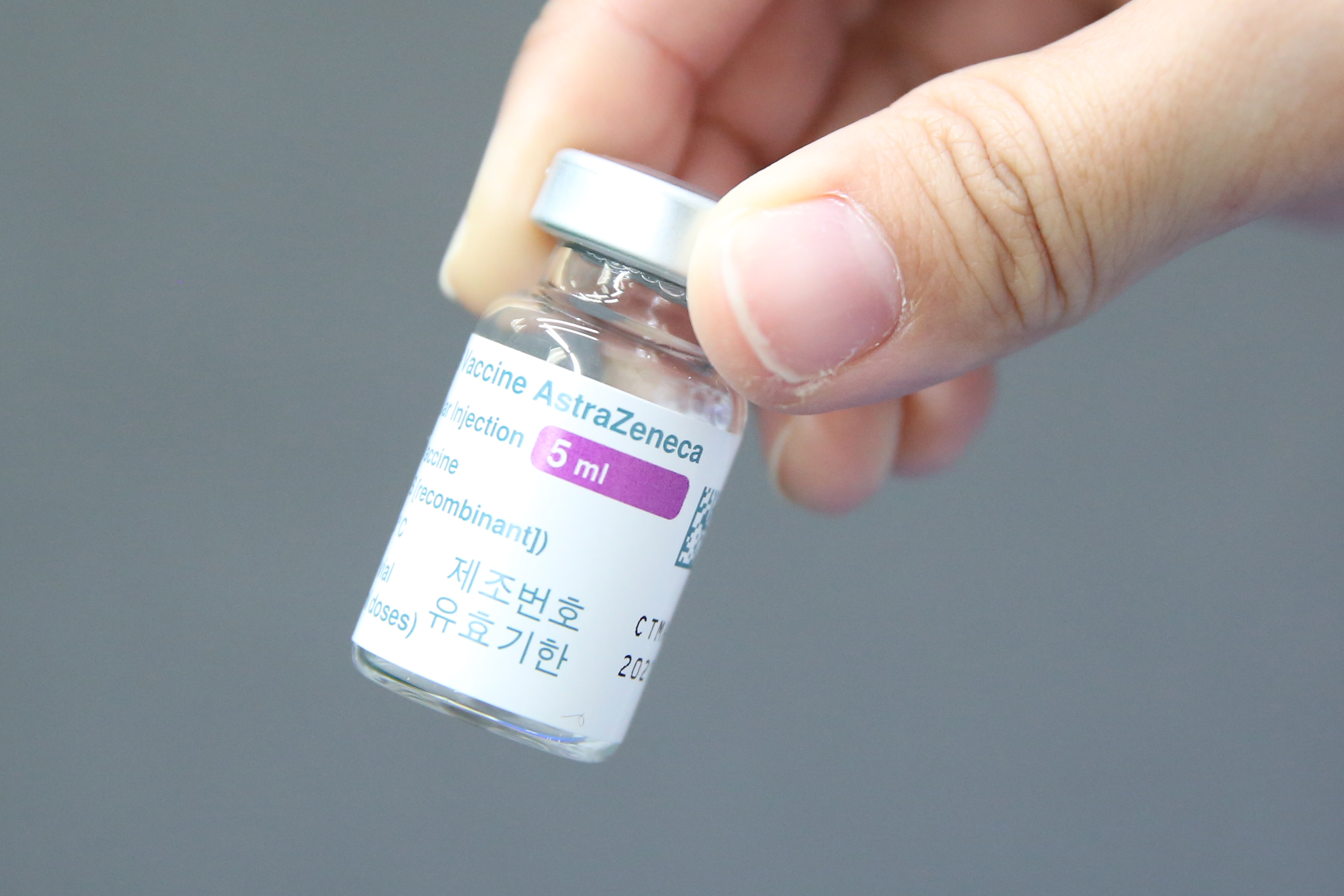 沈政男表示，打了2劑AZ疫苗對Omicron的保護力幾乎全部降到可偵測的水平之下。