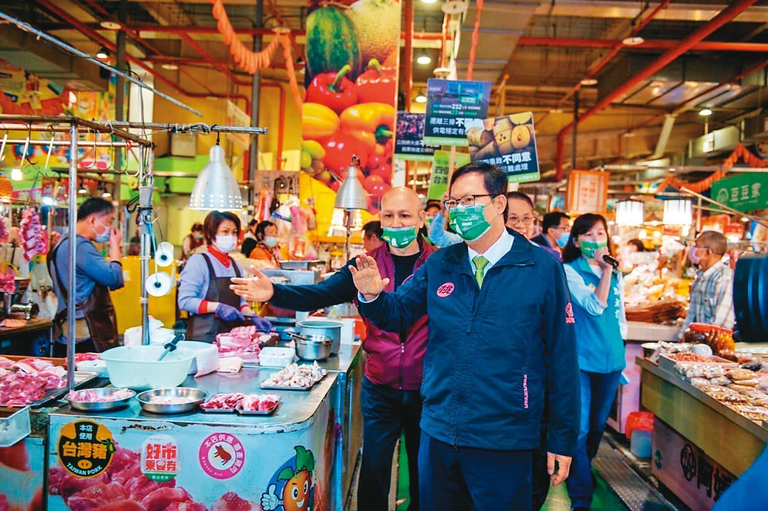 民進黨中央也發動22縣市市場拜票,桃園市長鄭文燦親到市場宣傳公投理念。(翻攝鄭文燦臉書)