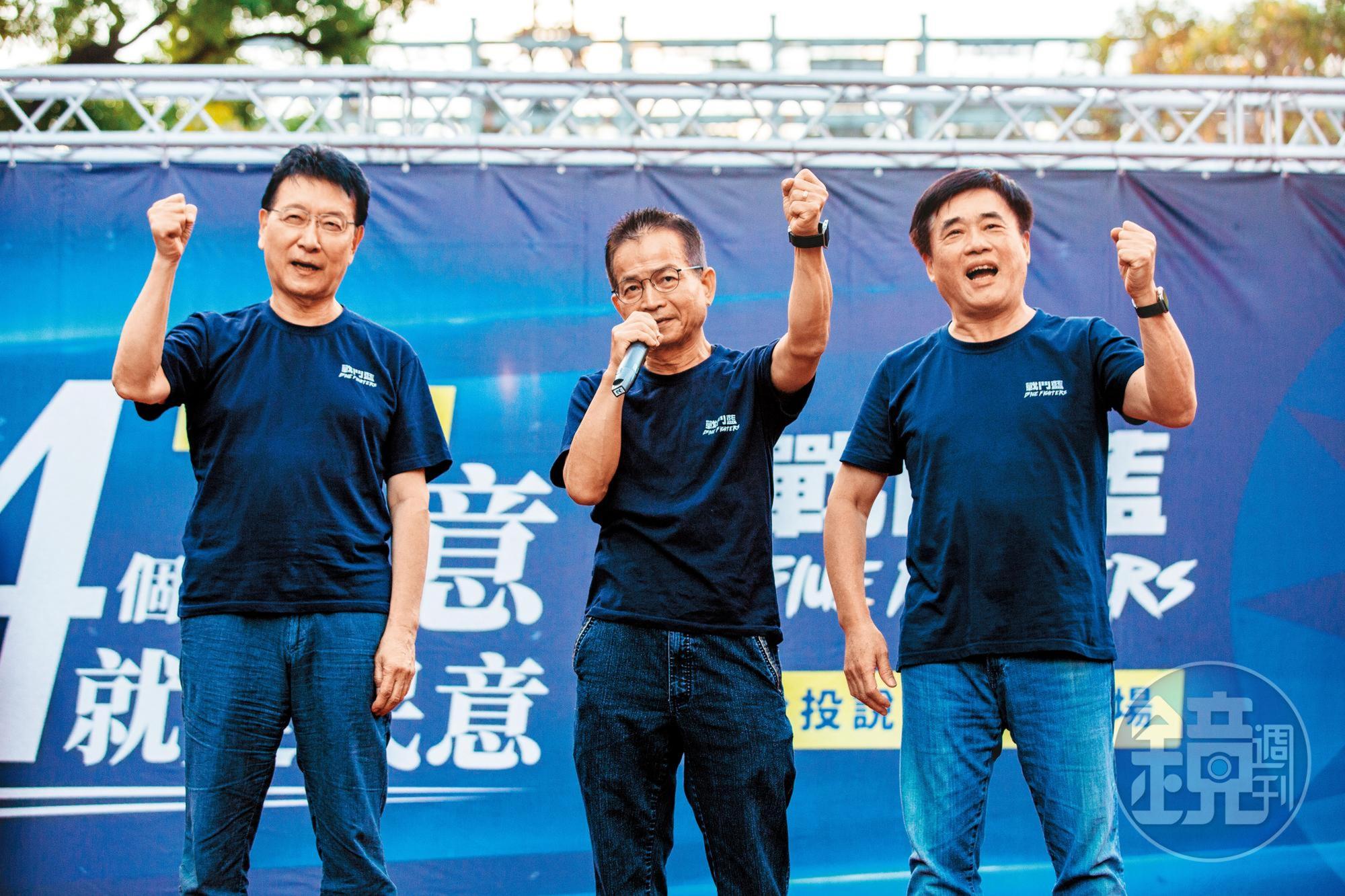 由趙少康(左)發起的戰鬥藍,在舉辦完六都大型造勢後,接下來將啟動掃街行動。