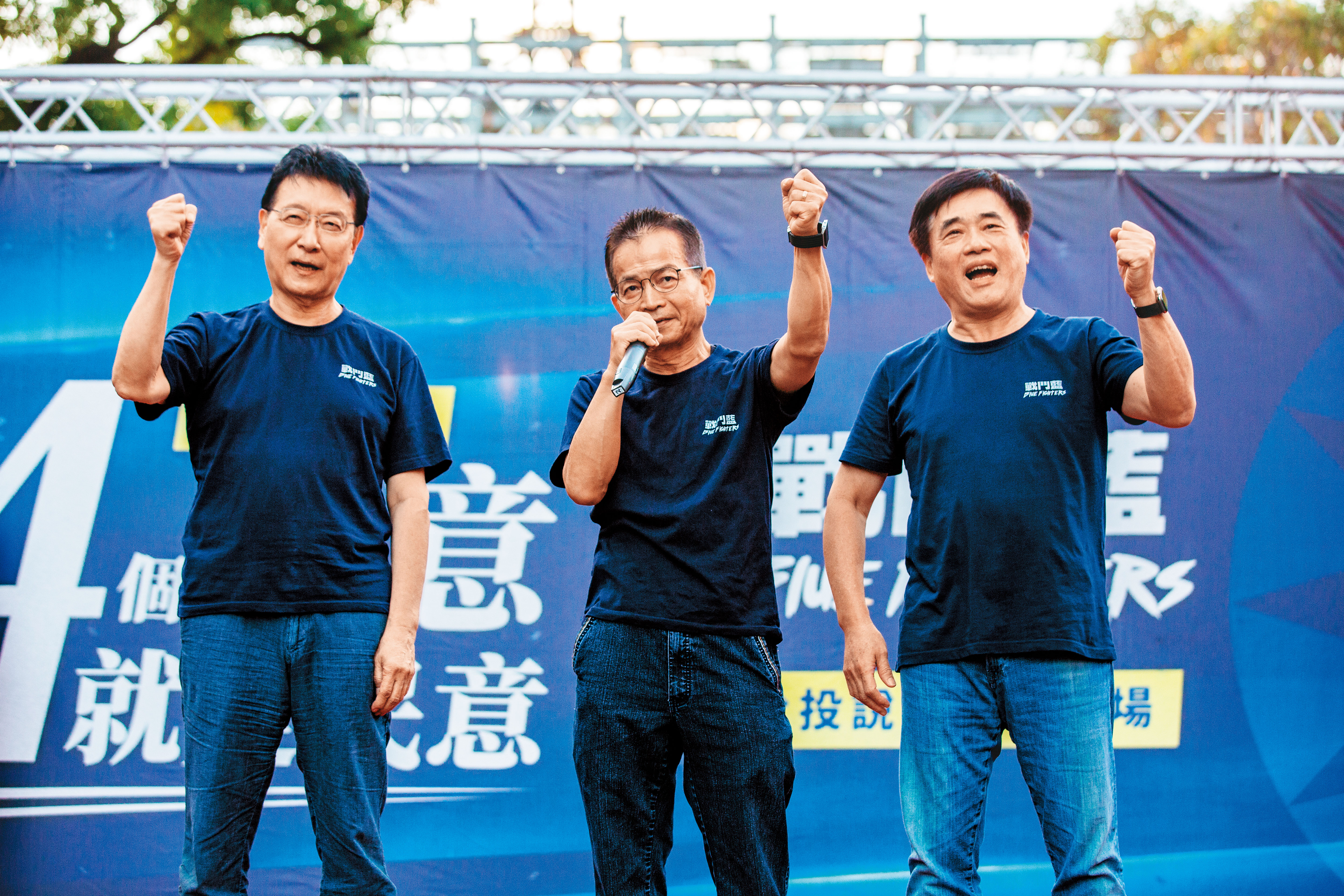 由趙少康（左）發起的戰鬥藍，在舉辦完六都大型造勢後，接下來將啟動掃街行動。