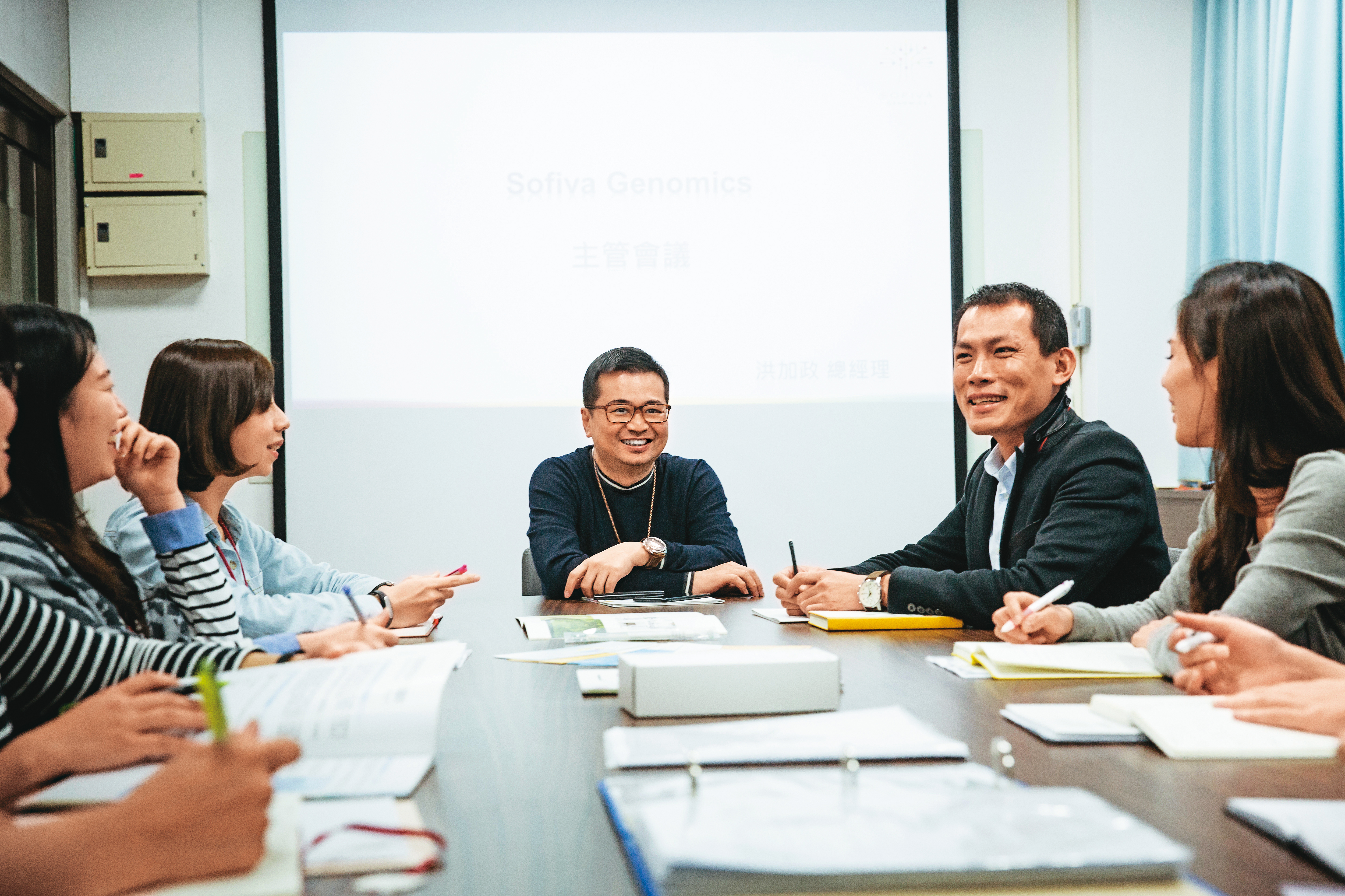 蘇怡寧（中）創辦的慧智基因，是知名的基因檢測公司。（本刊資料照）