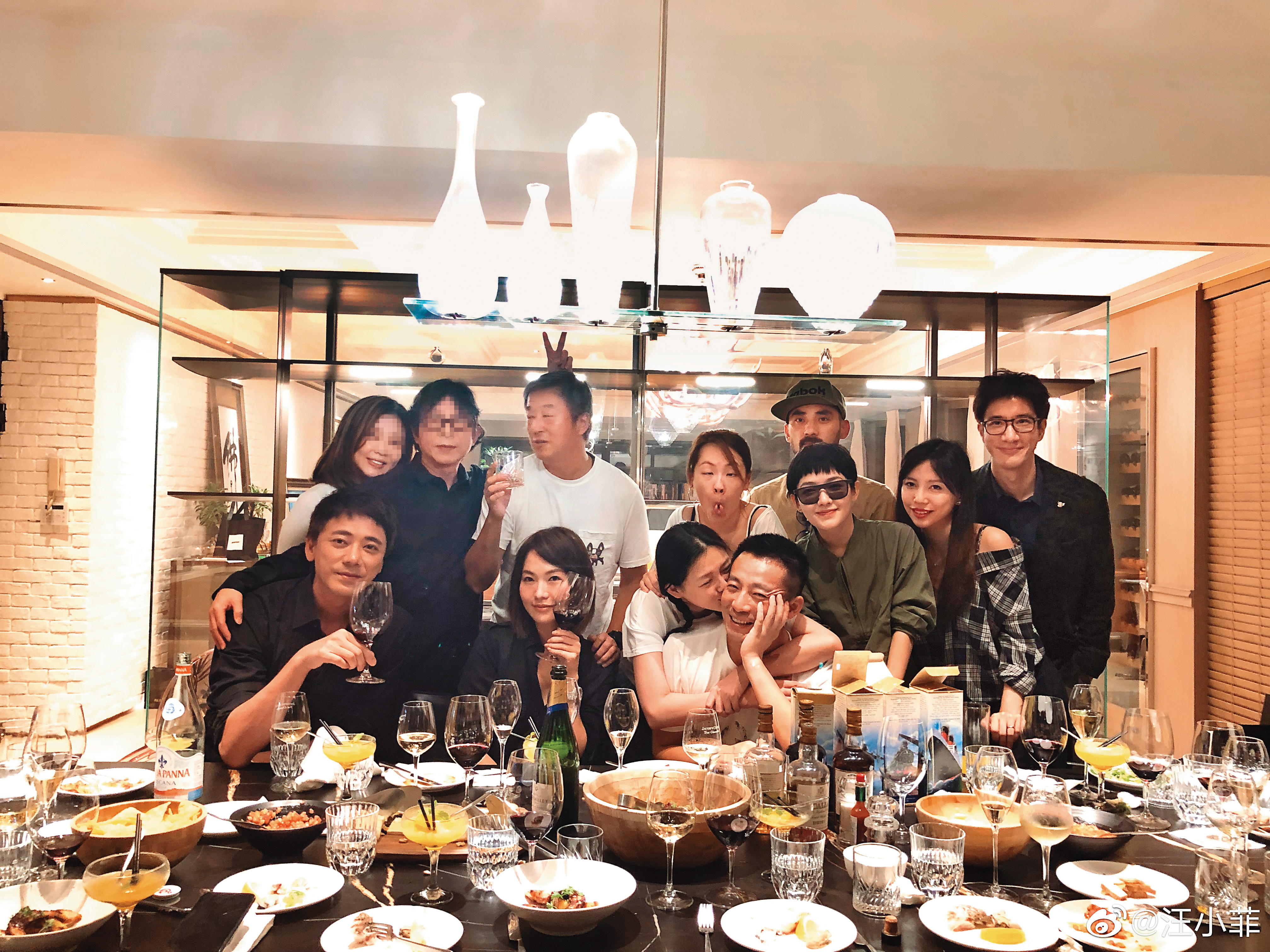 《蘋果新聞網》的筆者曾如此形容王力宏(右一)夫妻,「在李靚蕾(右二)引領下,(王力宏)的裝扮有人打點,社交生活也變得精彩。」不過照片中的大S(前排左三)跟汪小菲(前排左四)也已離婚。(翻攝自汪小菲微博)