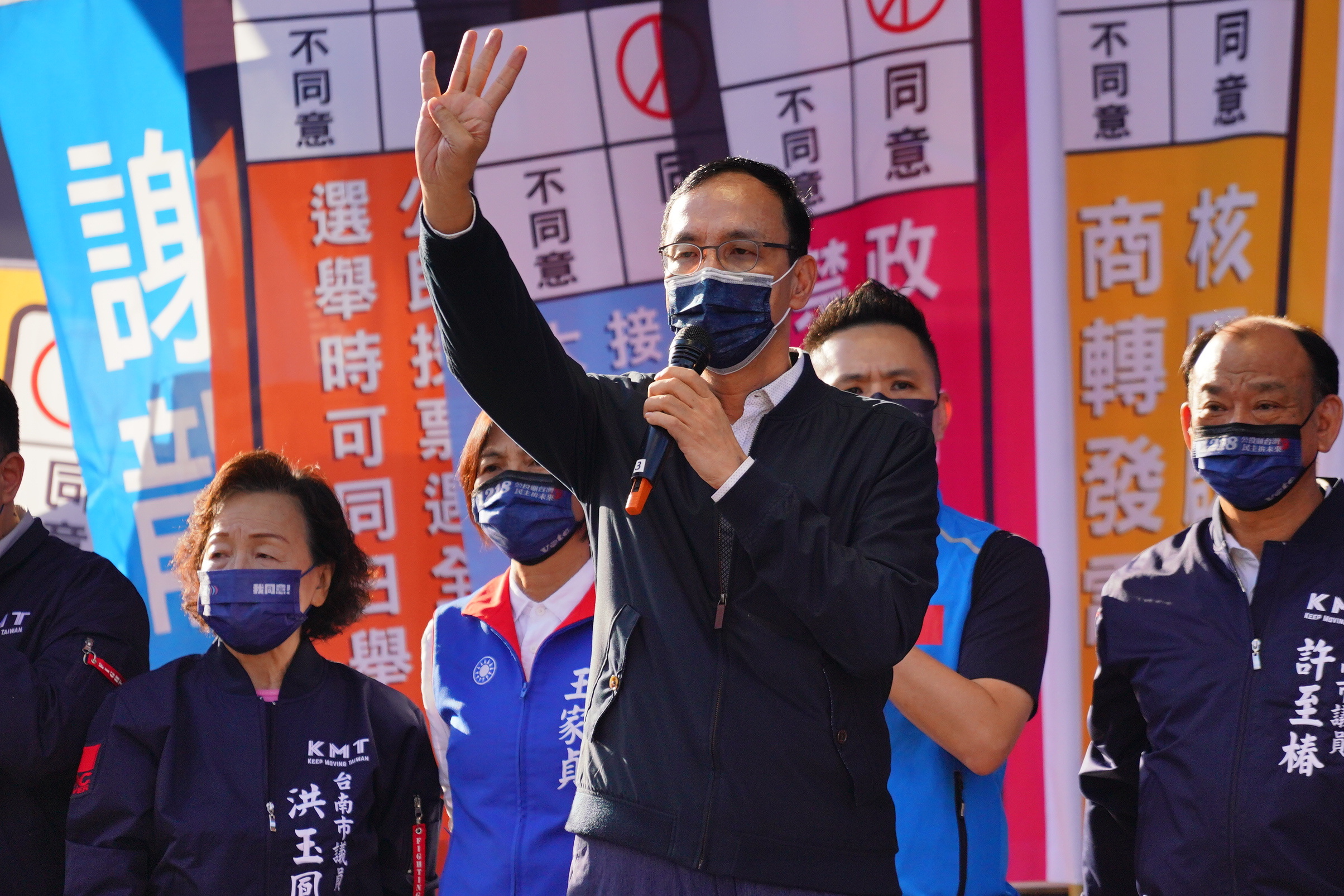 國民黨主席朱立倫近期針對公投案四處宣講。（本刊資料照）