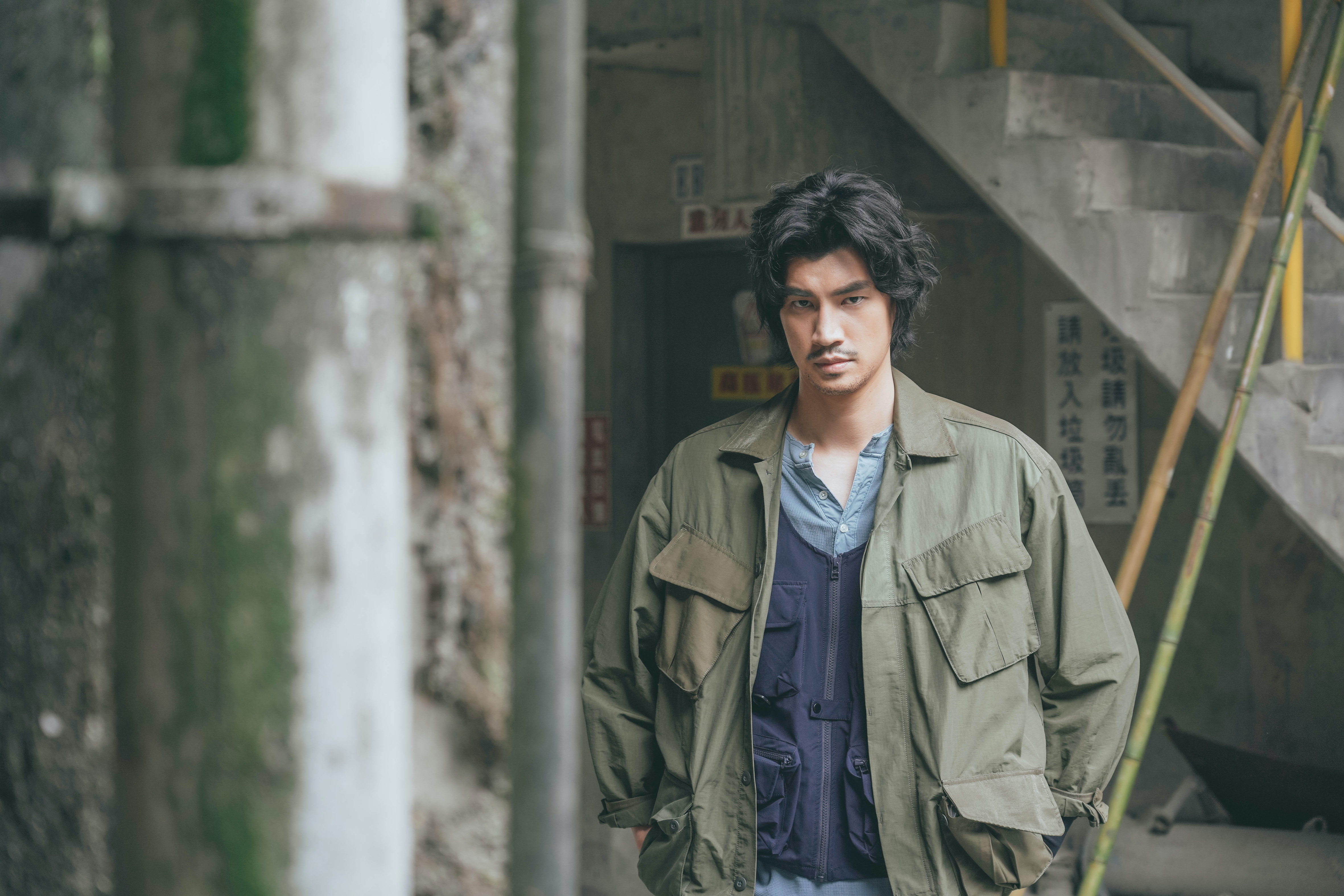 羅宏正在《滴水的推理書屋》辦案。（植劇場提供）