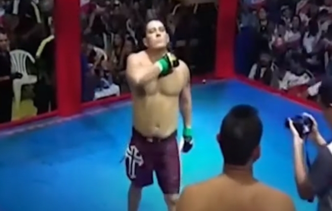 巴西北部博爾巴市市長佩索托（中）與前議員希瓦（下）因政見不合，相約以綜合格鬥決定輸贏。（翻攝自Egivaldo Lima & CajaíbaNotícias, YouTube頻道）