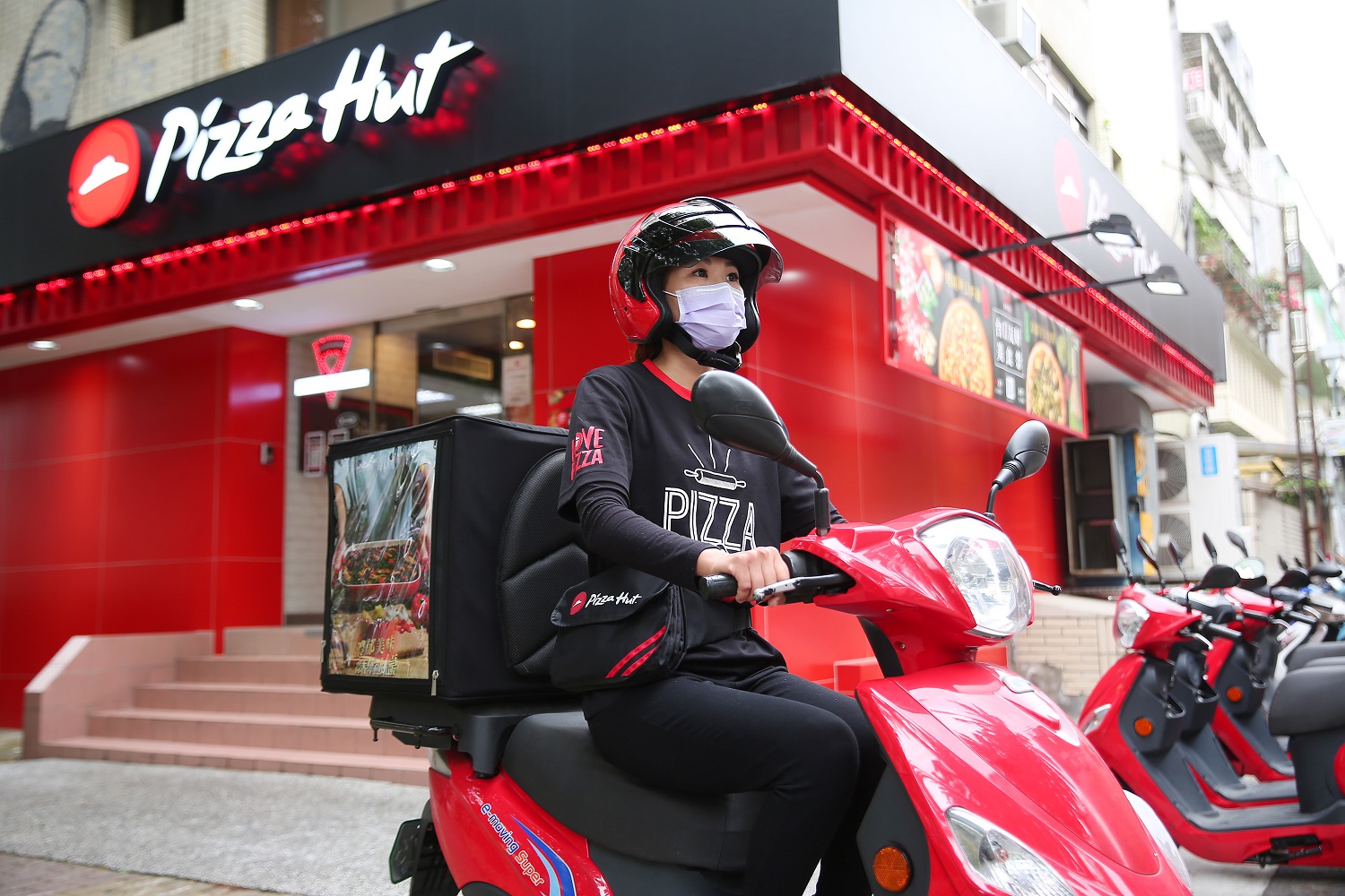 麥當勞與肯德基漲價後，速食業者必勝客也宣布，從今日起調整部分商品價格。（翻攝自必勝客臉書）