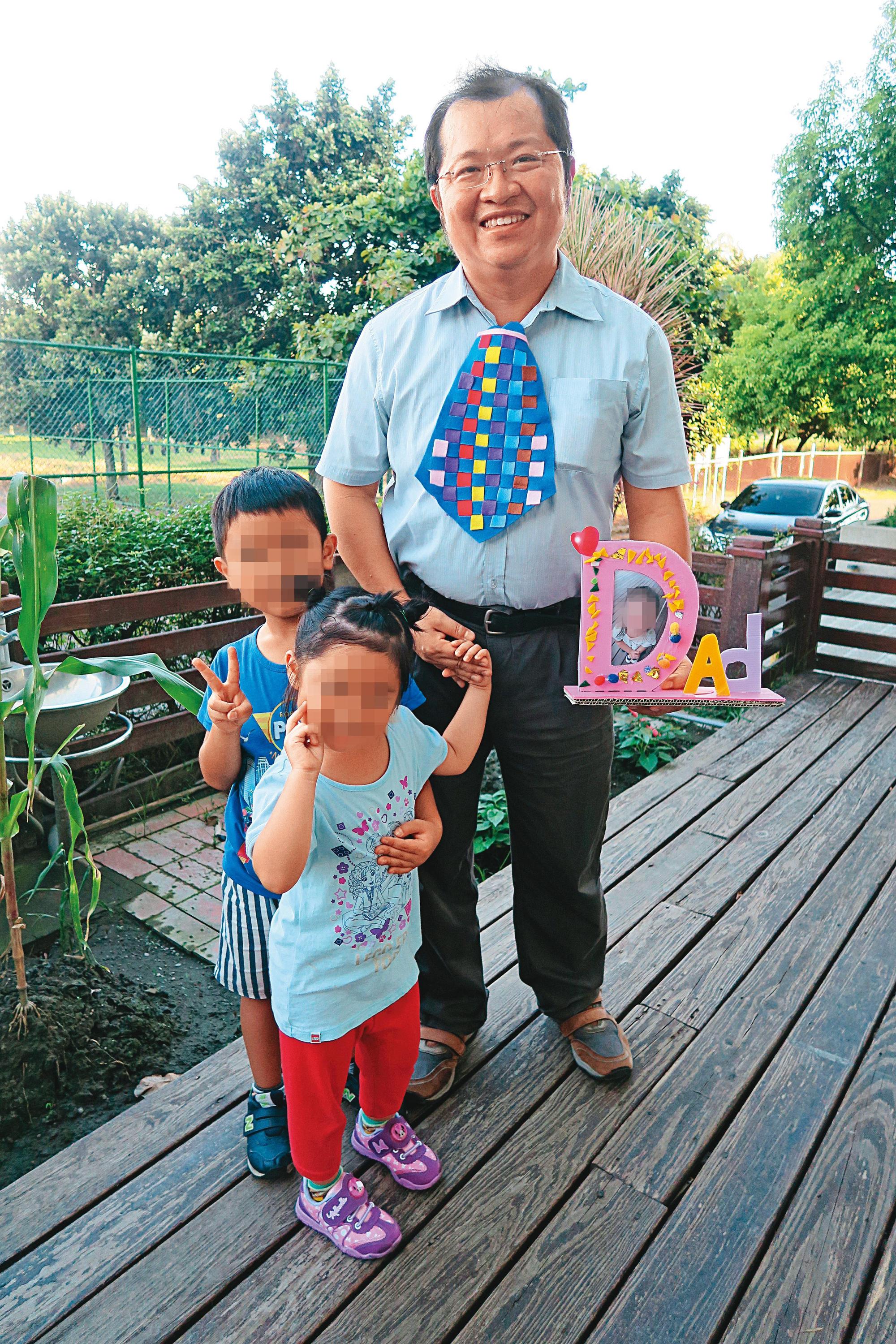 布丁爸爸(右)在幼兒園與兄妹一起慶祝父親節。(布丁爸爸提供)