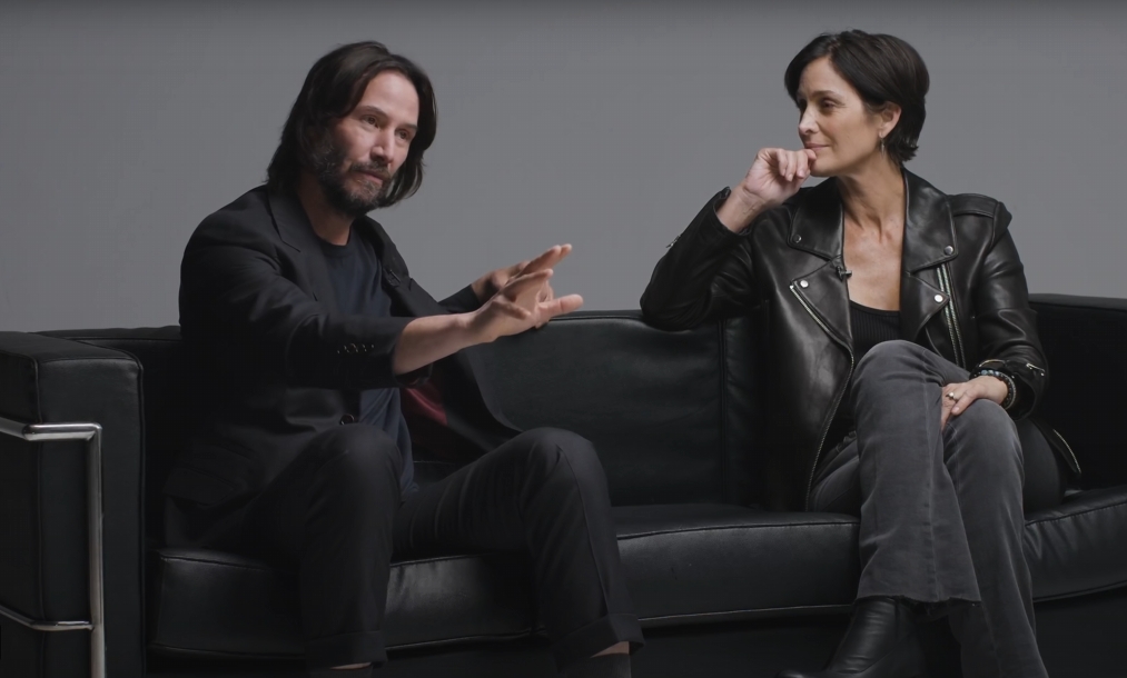 基努李維和《駭客任務》女主角凱莉安摩絲受訪時，坦承自己不是電玩迷。（翻攝The Verge YouTube頻道畫面）