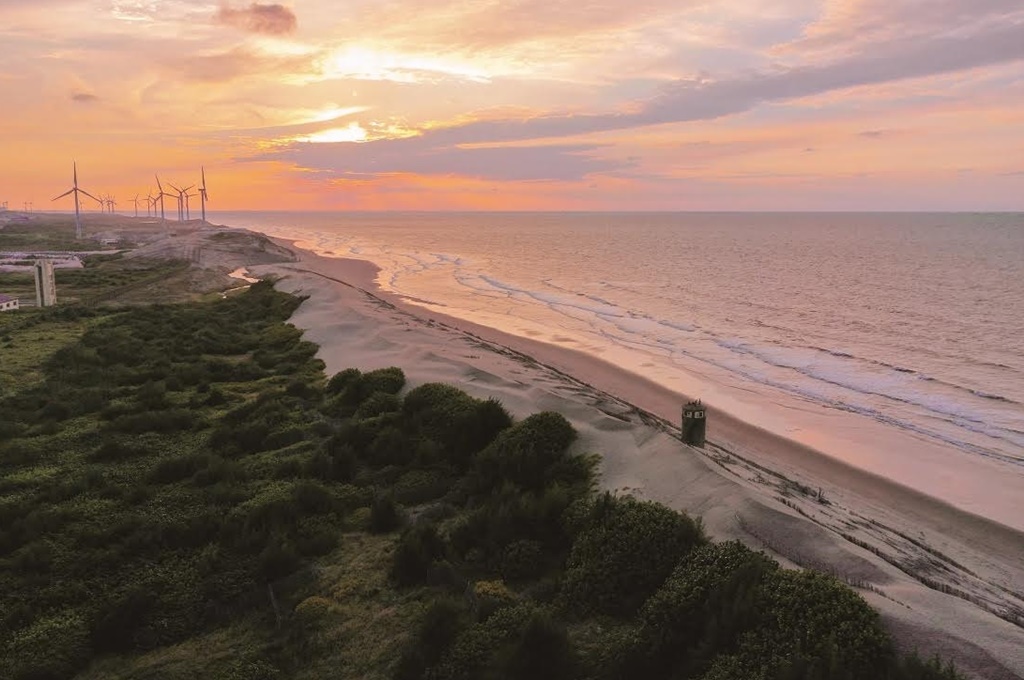 桃園市的海岸線長達46公里，沿途擁有豐富的地景生態以及先民海洋文化。（桃園市政府提供）