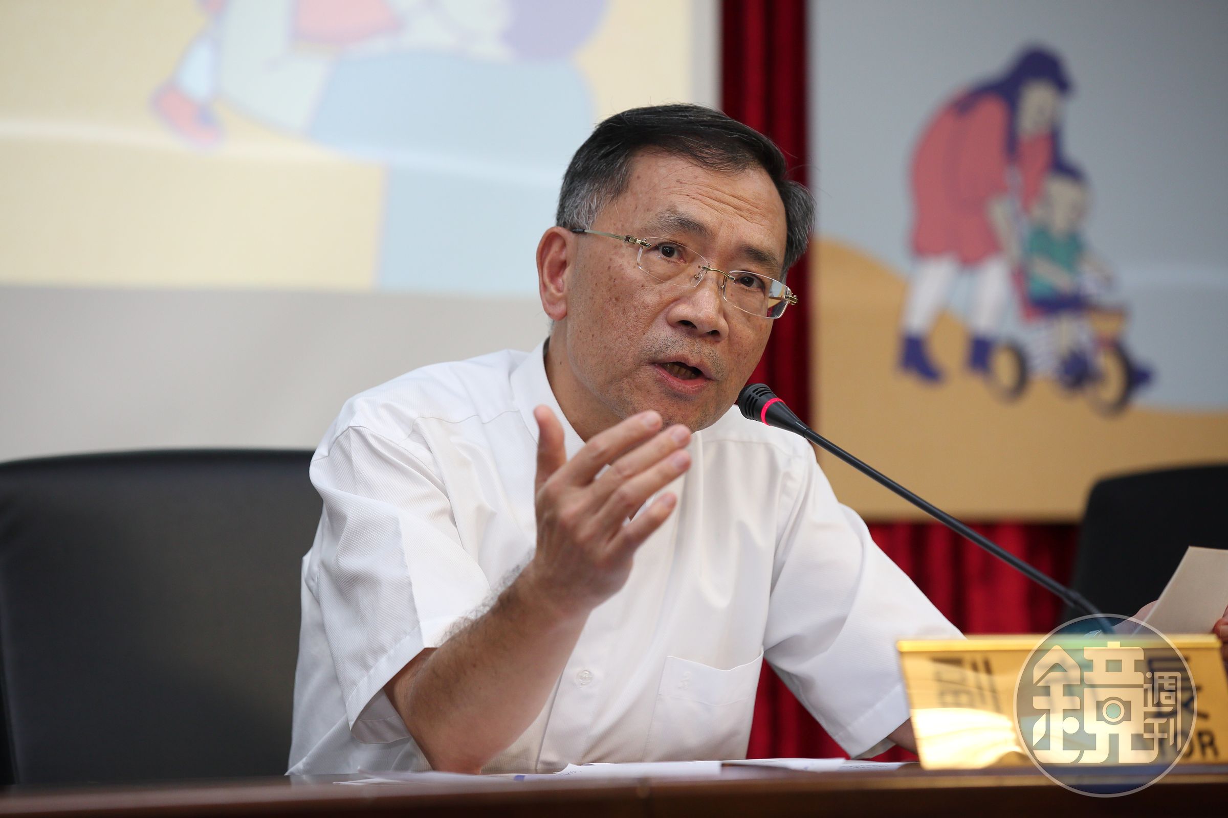 因應新冠肺炎Omircon變異株，指揮中心宣布全國30類從業人員必須完成2劑疫苗，蔡炳坤（圖）表示已和中央討論「要建立罰則」。（本刊資料照）