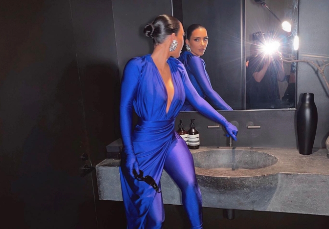 金卡戴珊近日在社群平台上透露，自己終於通過加州初階法學生（Baby Bar）測驗，她曬出站在鏡前的美照，大讚「為鏡中的女性感到自豪」。（翻攝金卡戴珊臉書）