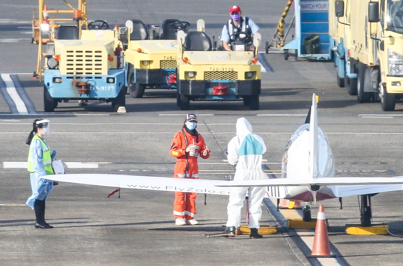 19歲飛行少女羅瑟福德的環球之旅來到台灣，降落於松山機場，立刻獲得珍奶款待。