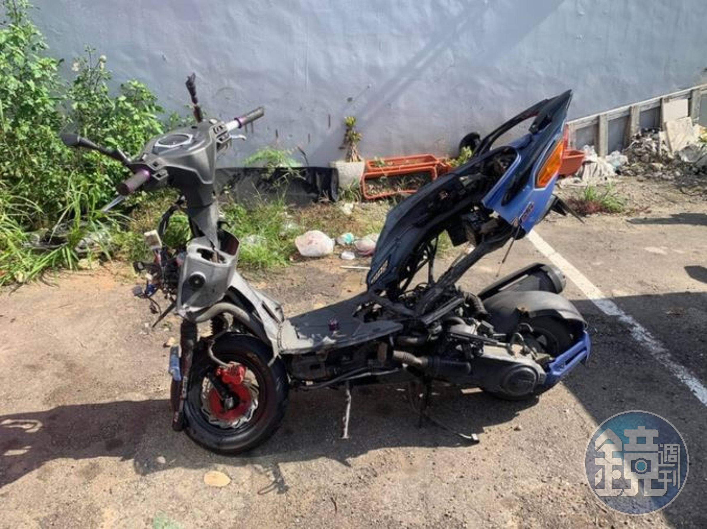 原PO媽媽的機車被撞到面目全非。（翻攝自爆怨公社）