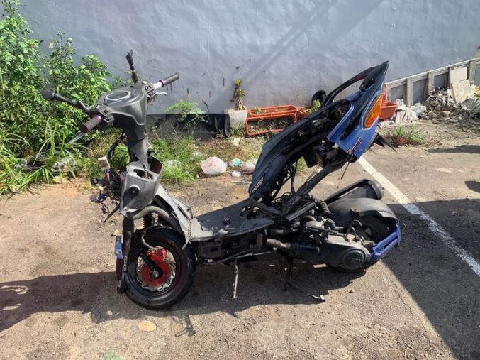 原PO媽媽的機車被撞到面目全非。（翻攝自爆怨公社）