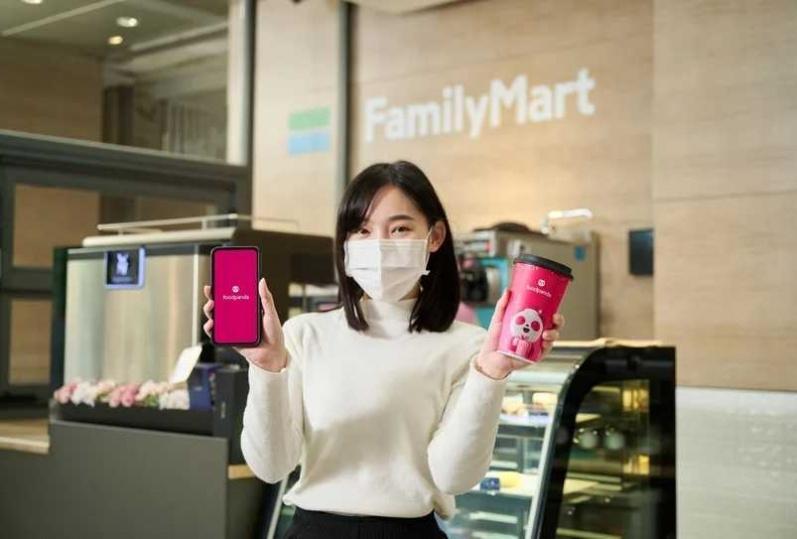 外送平台foodpanda宣布聯手全家超商Let's Café推出期間限定超療癒「胖胖達聖誕聯名杯」。(翻攝自全家便利商店)