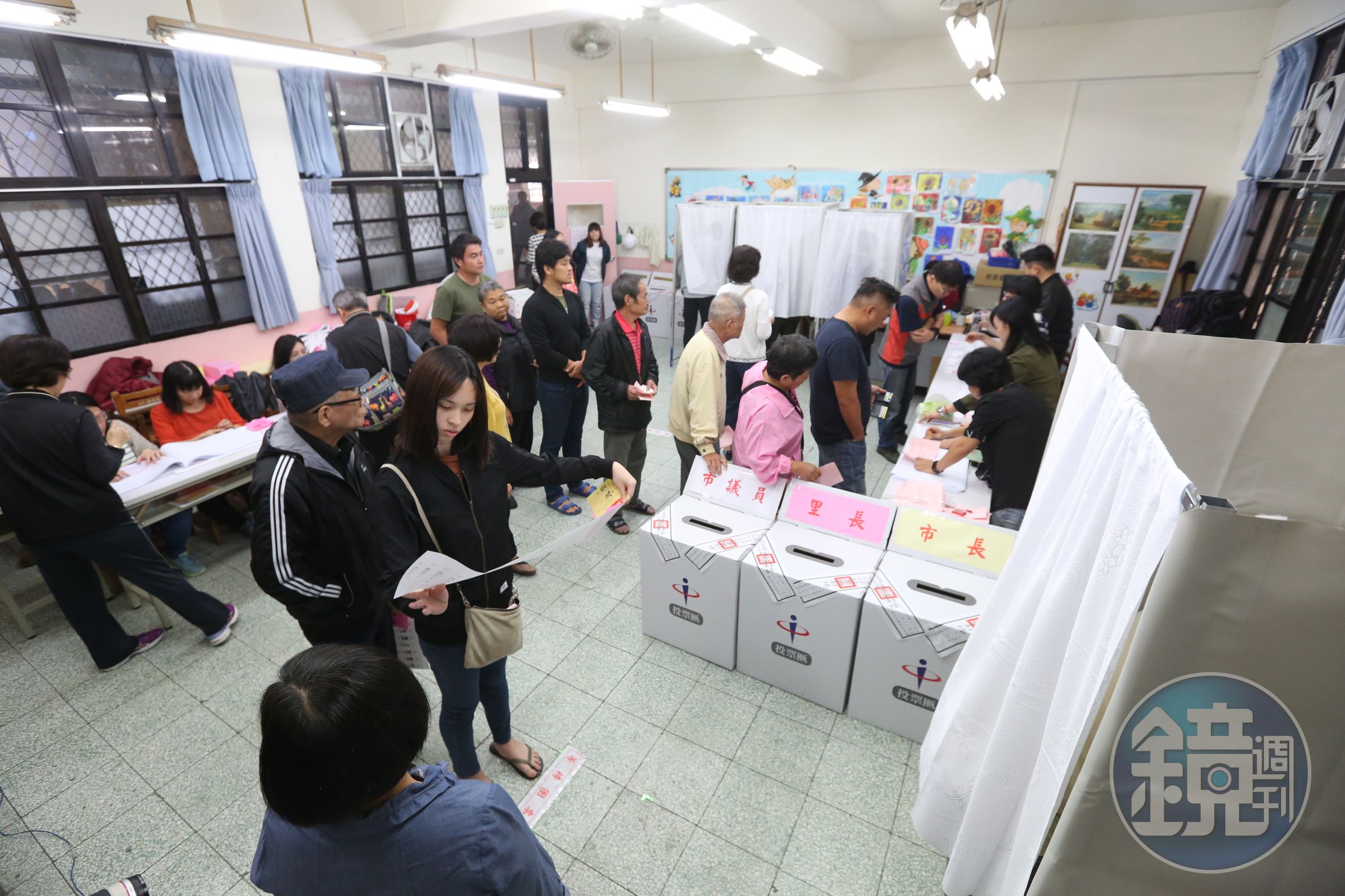 四大公投即將於本週六（18日）登場，不過民眾要注意切勿穿著或佩戴與公投有關的衣物和物品。（示意圖，本刊資料照）