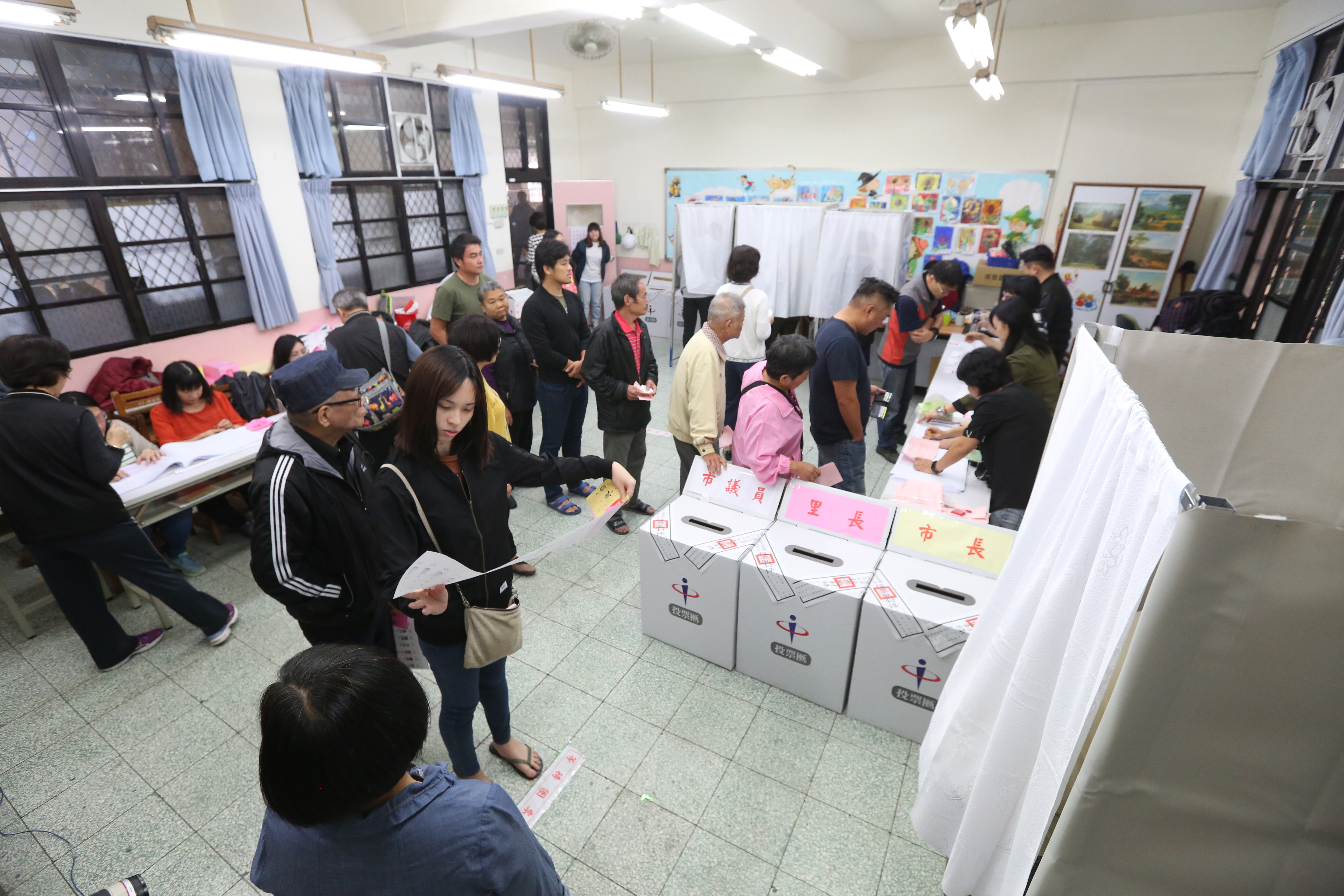 四大公投即將於本週六（18日）登場，不過民眾要注意切勿穿著或佩戴與公投有關的衣物和物品。（示意圖，本刊資料照）