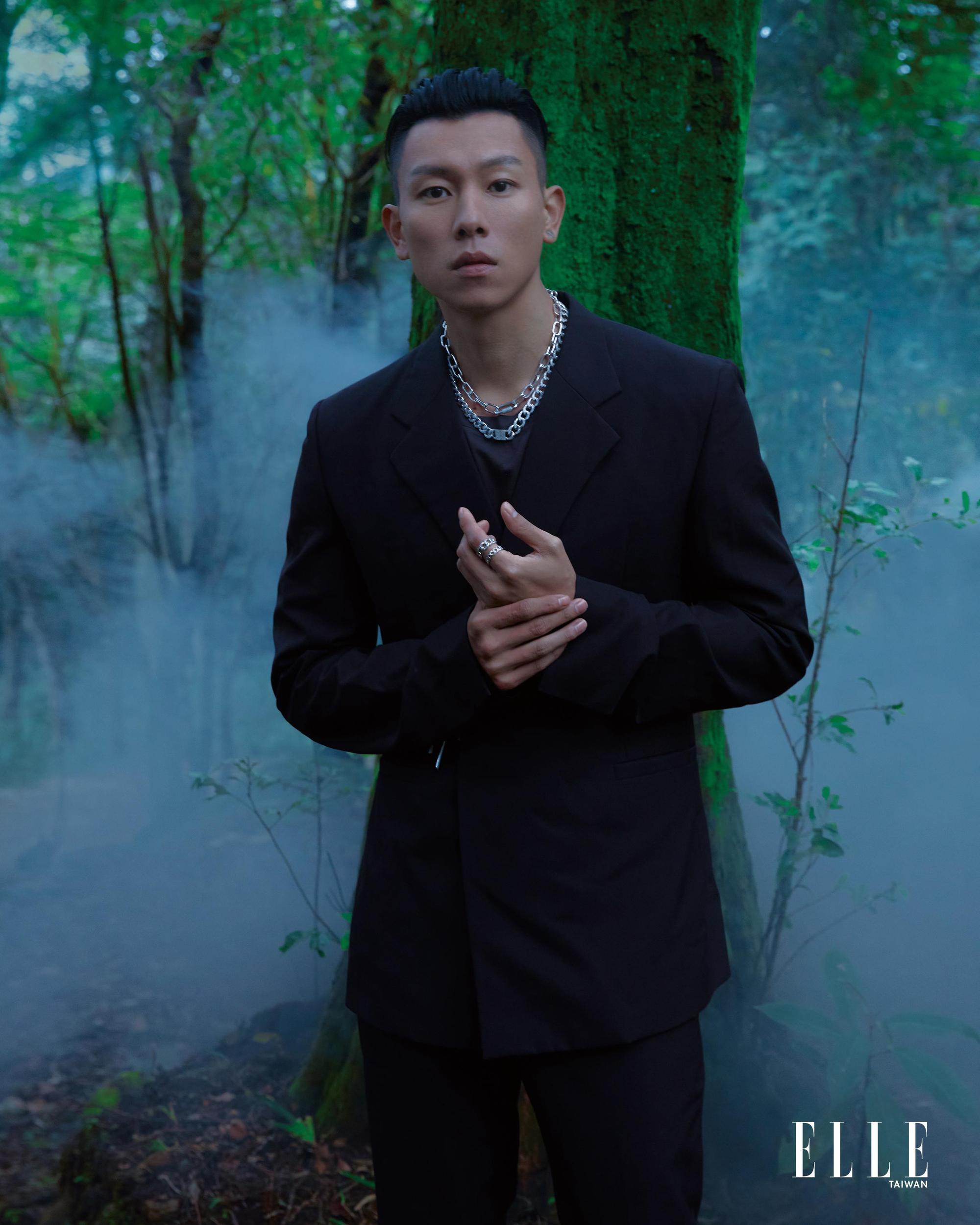 瘦子有很多歌詞本，「我很喜歡手寫，因為手寫歌詞是滿浪漫的事。」（《Elle》國際中文版提供）
